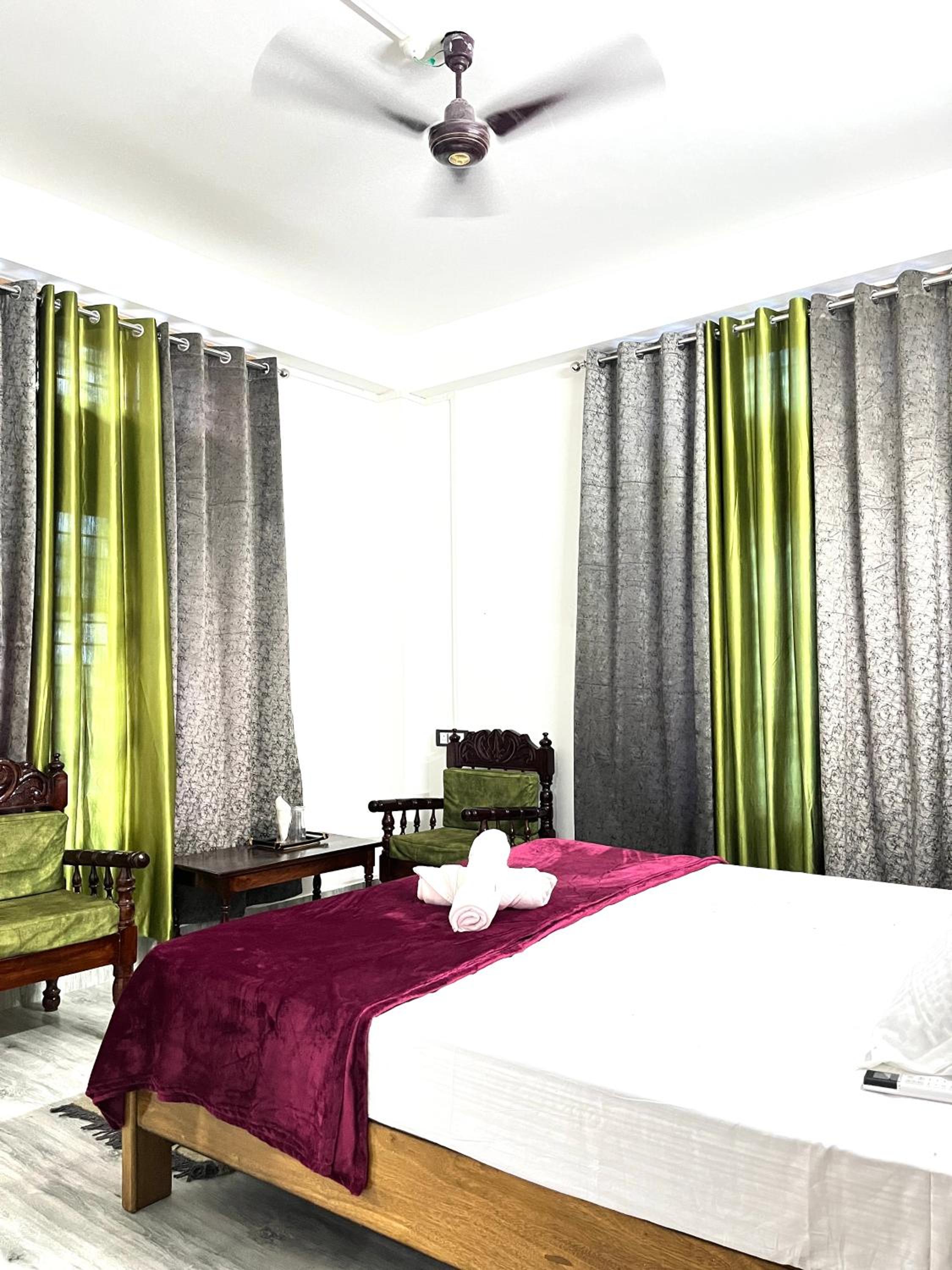 Deluxe Double Room (2 Adults + 1 Child) photo 2