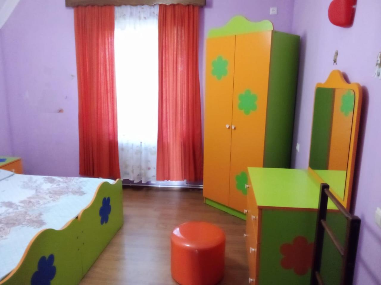 Five-Bedroom House photo 1