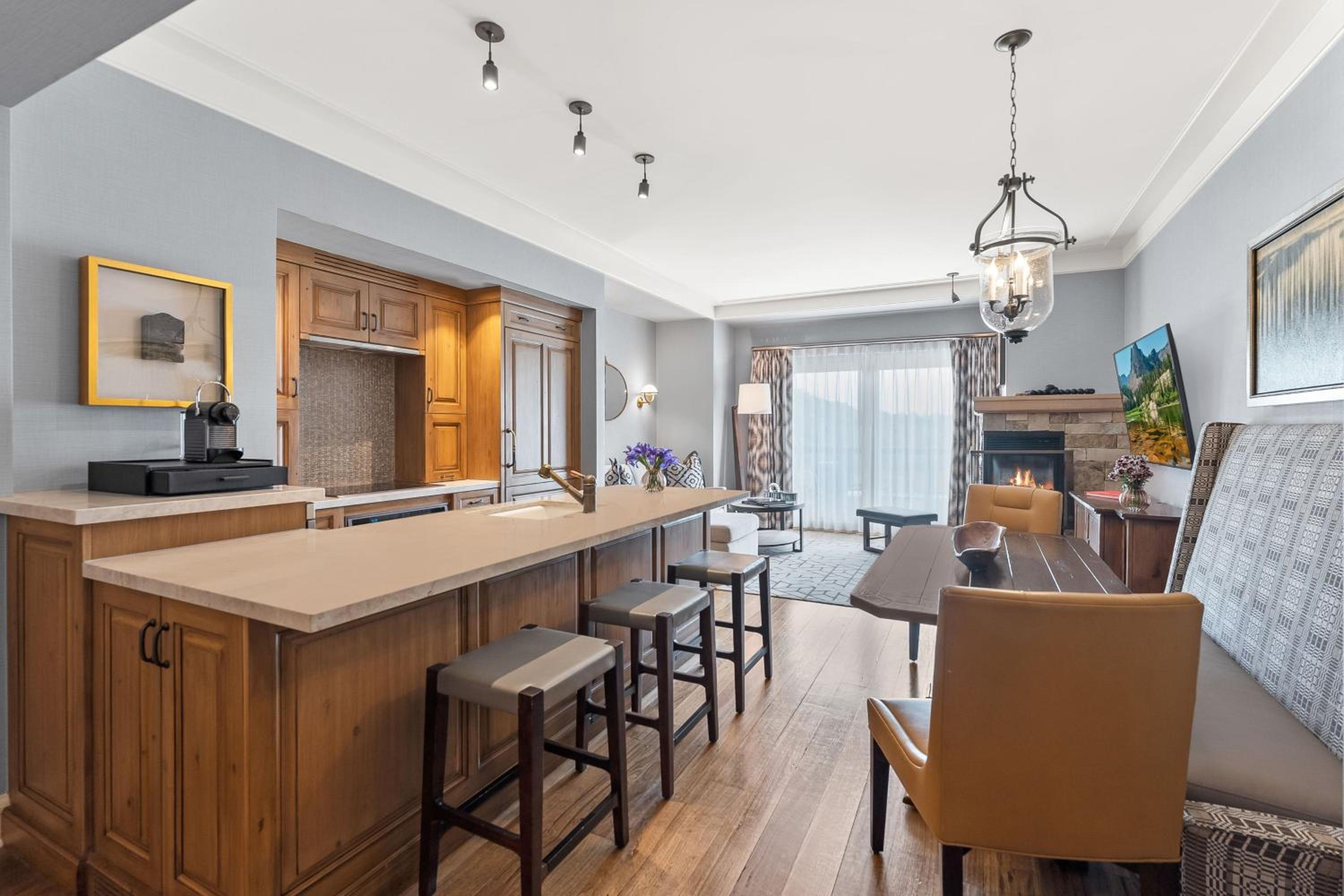 Deluxe, 1 Bedroom Suite, 1 King, Valley view - Photo 5