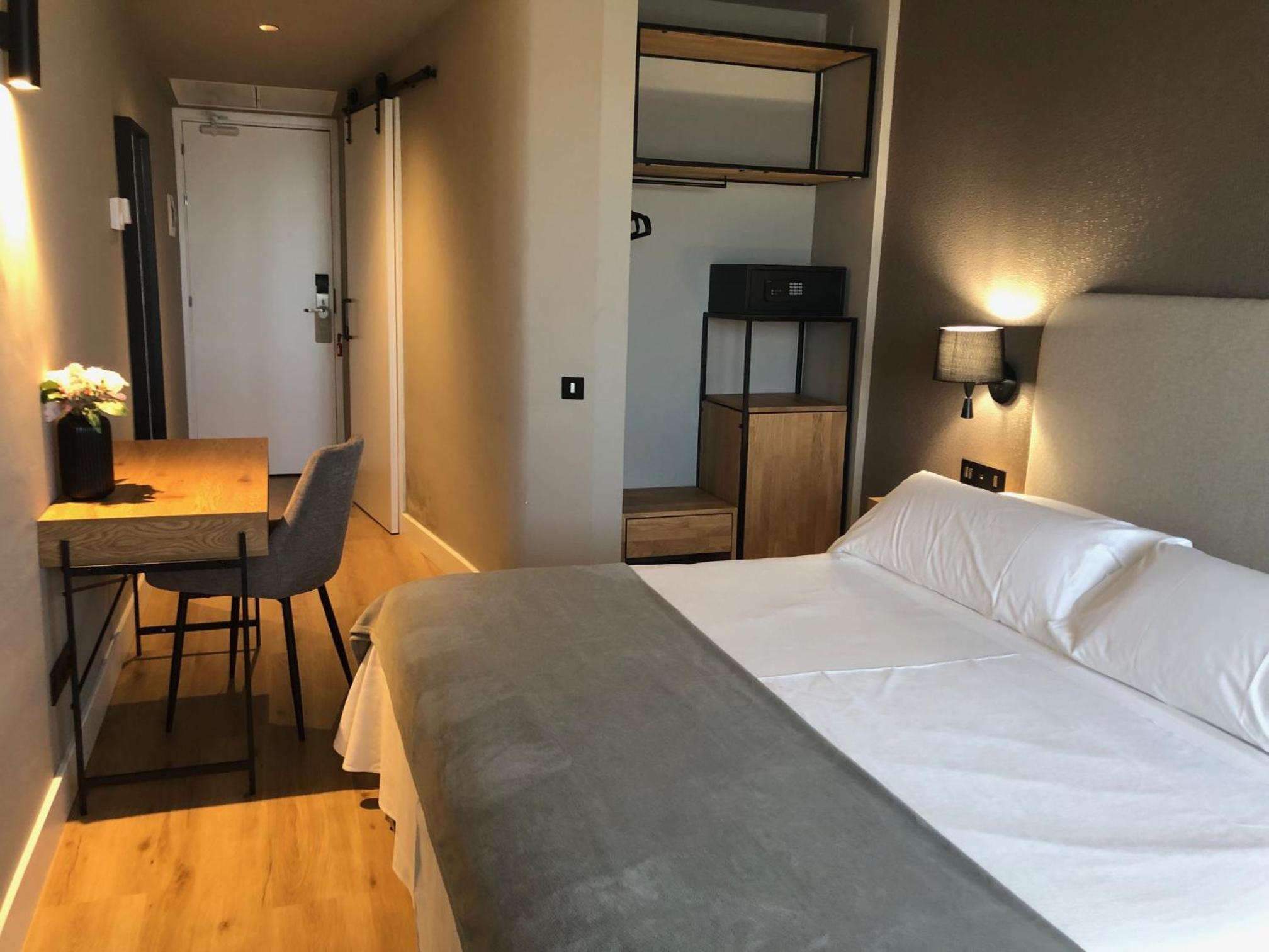 Deluxe Double or Twin Room with Pool View photo 3