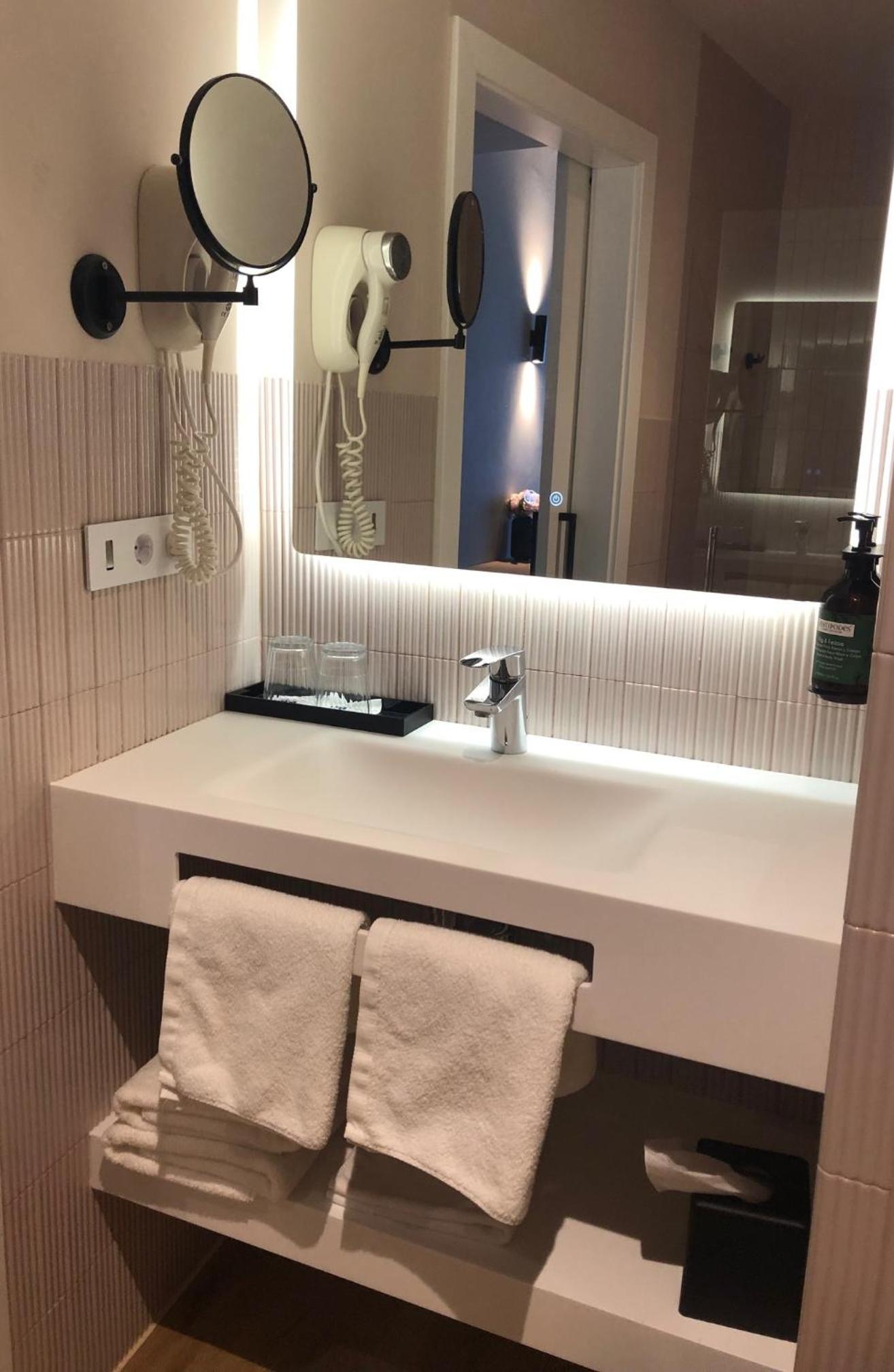 Deluxe Double or Twin Room with Pool View photo 2