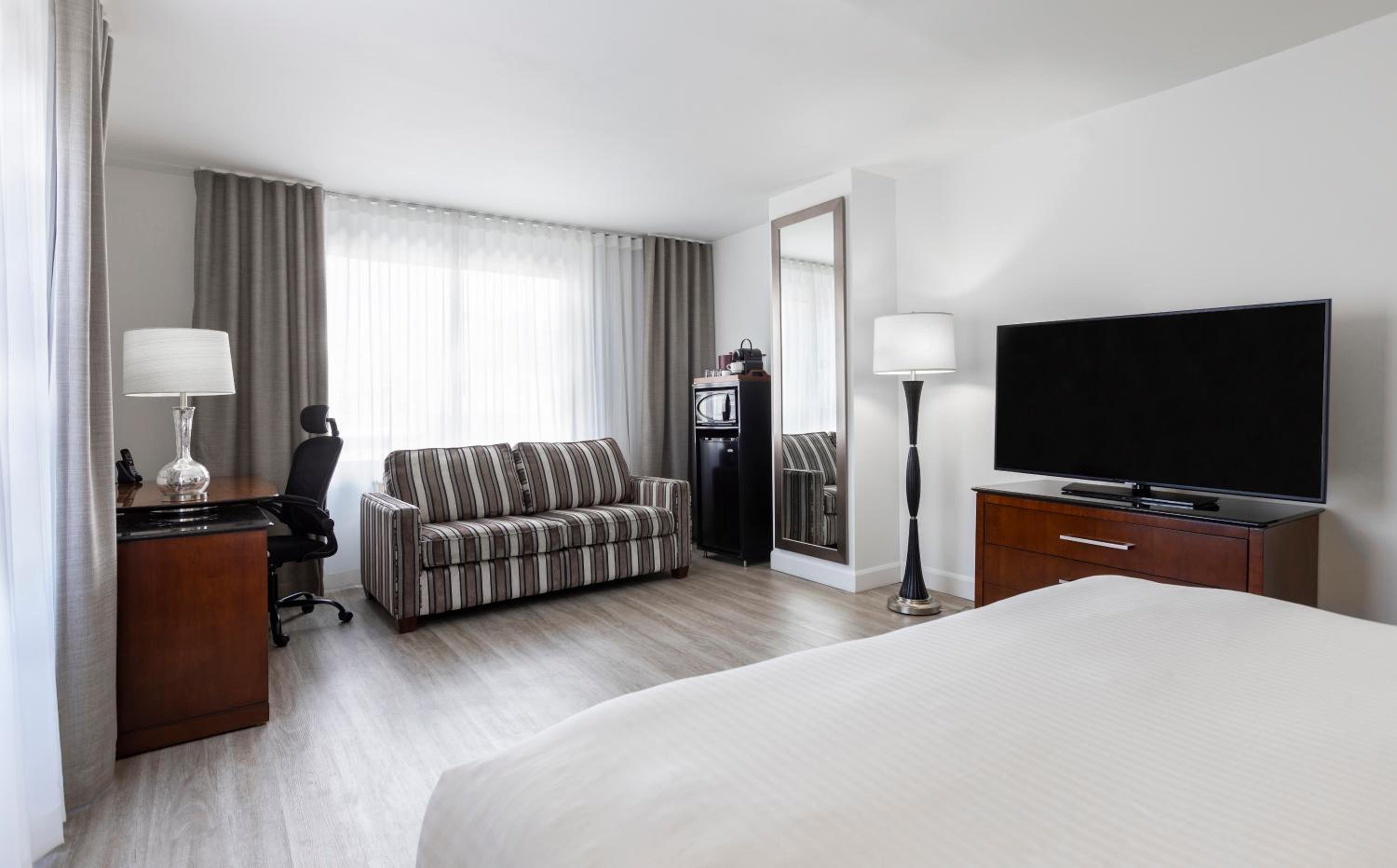 Executive Queen Room and 1 Sofa bed - Photo 2