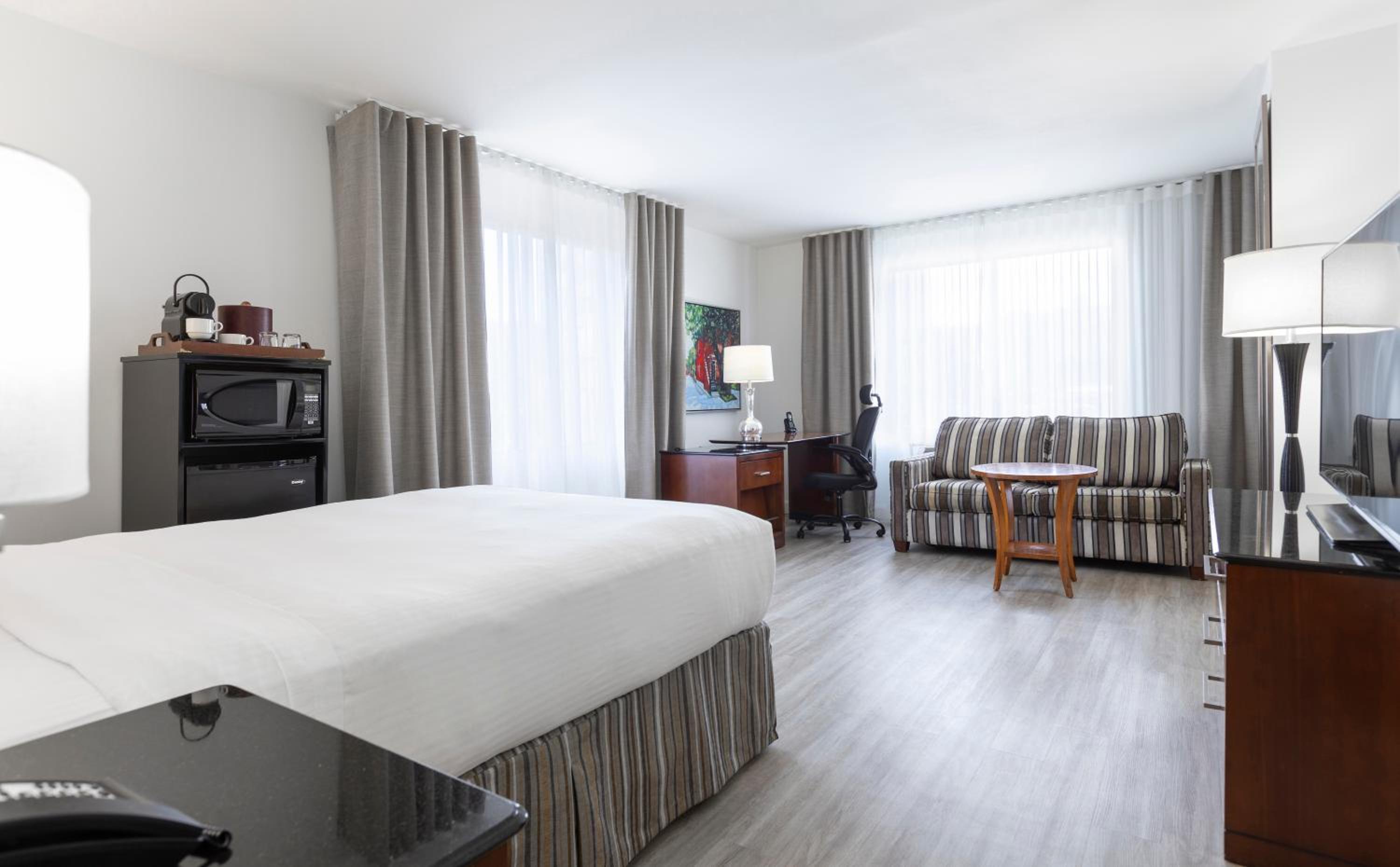 Executive Queen Room and 1 Sofa bed - Photo 3