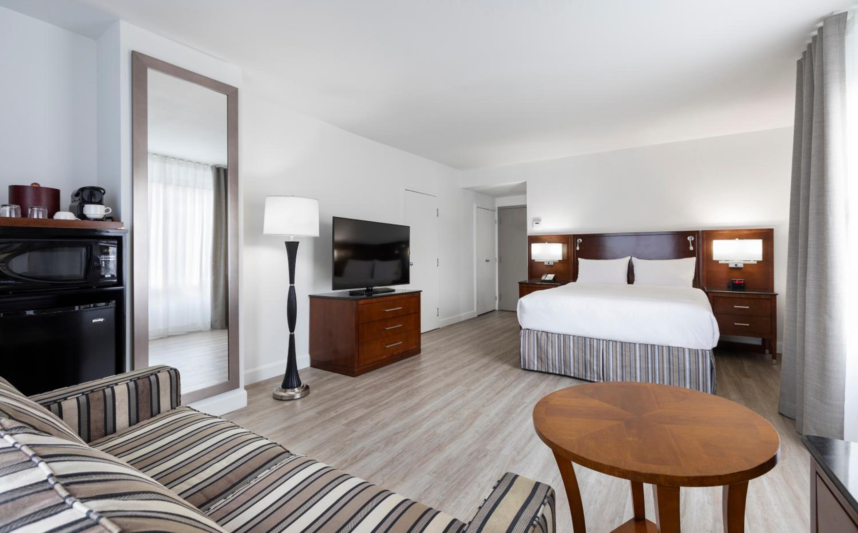 Executive Queen Room and 1 Sofa bed - Photo 1