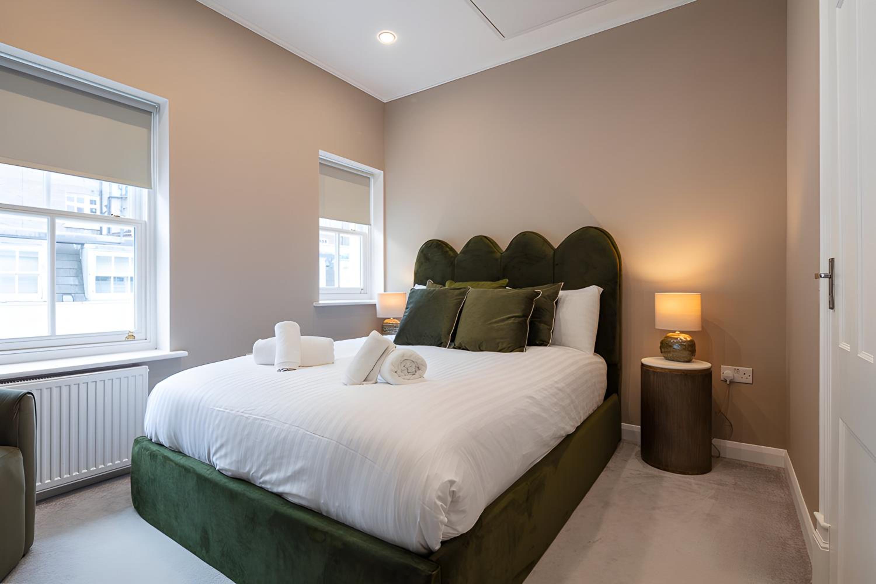 Five-Bedroom House photo 1