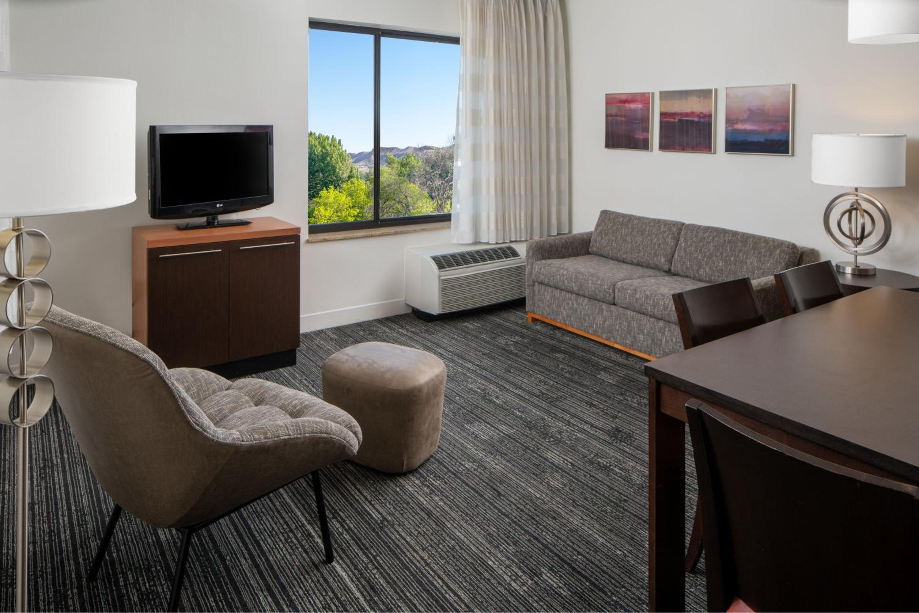 Two-Bedroom Suite with Adapted Tub - Mobility and Hearing Accessible