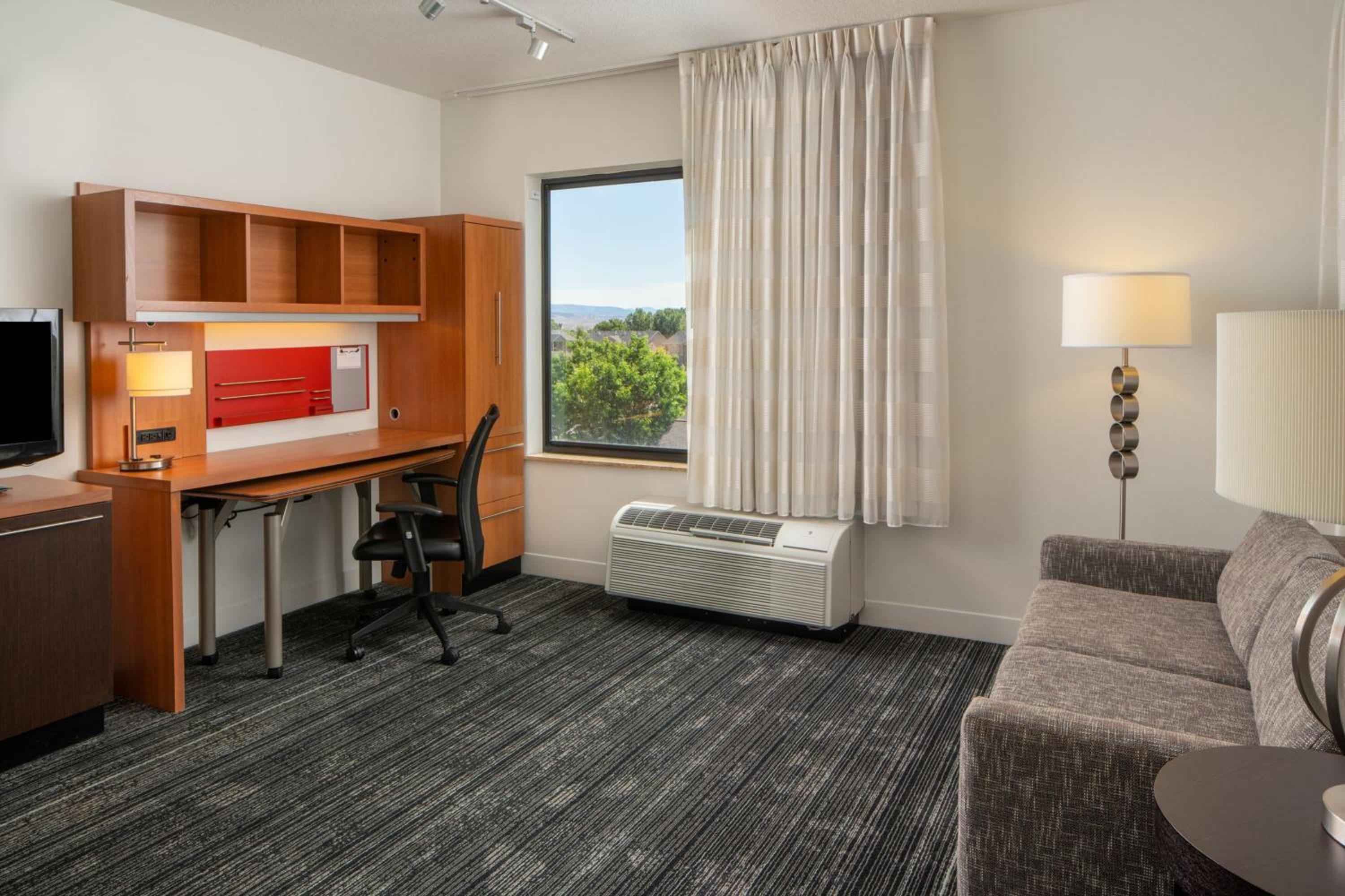 One-Bedroom King Suite with Sofa Bed and Adapted Tub - Mobility and Hearing Accessible