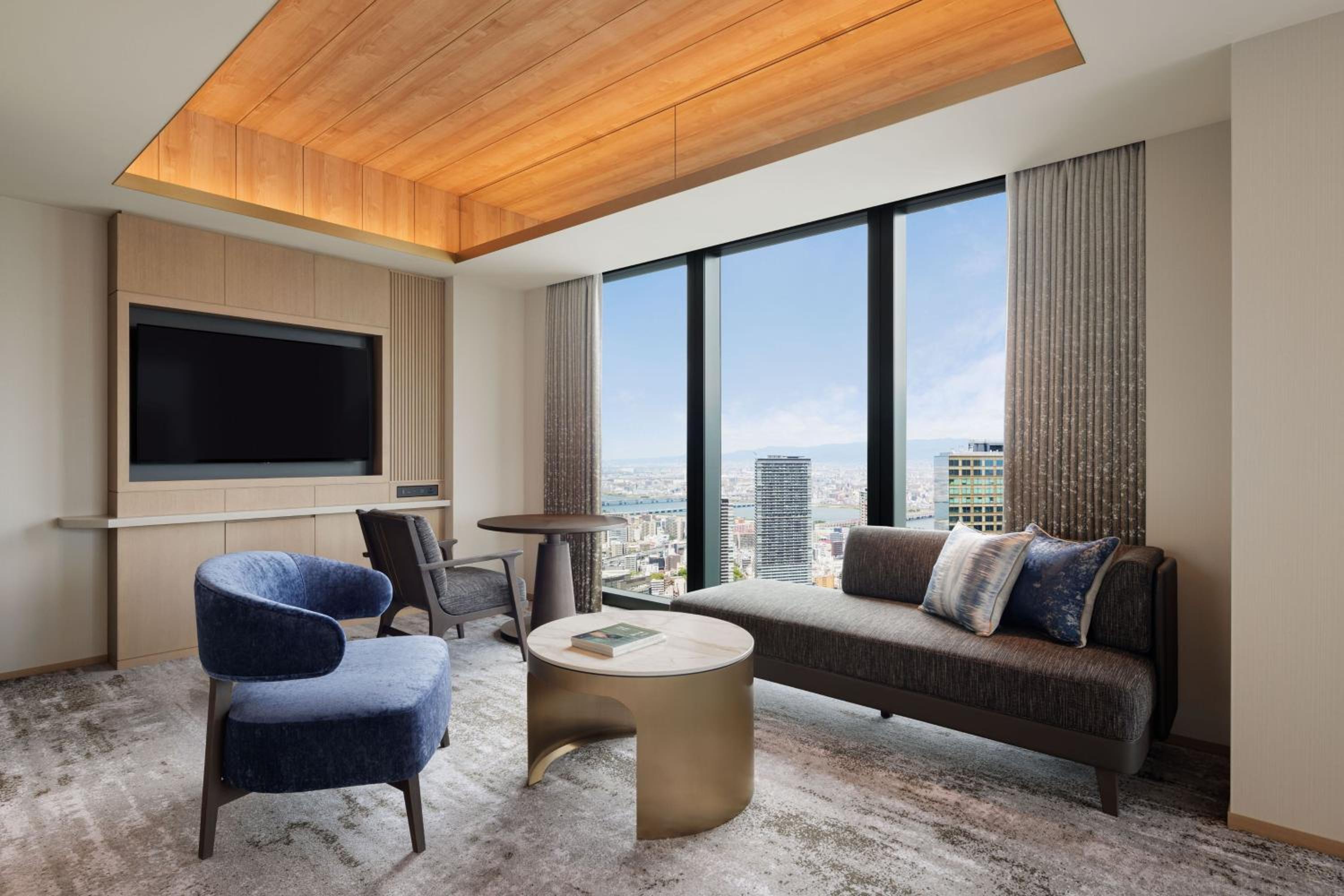 Specialty Corner King Room with City View - Top Floor