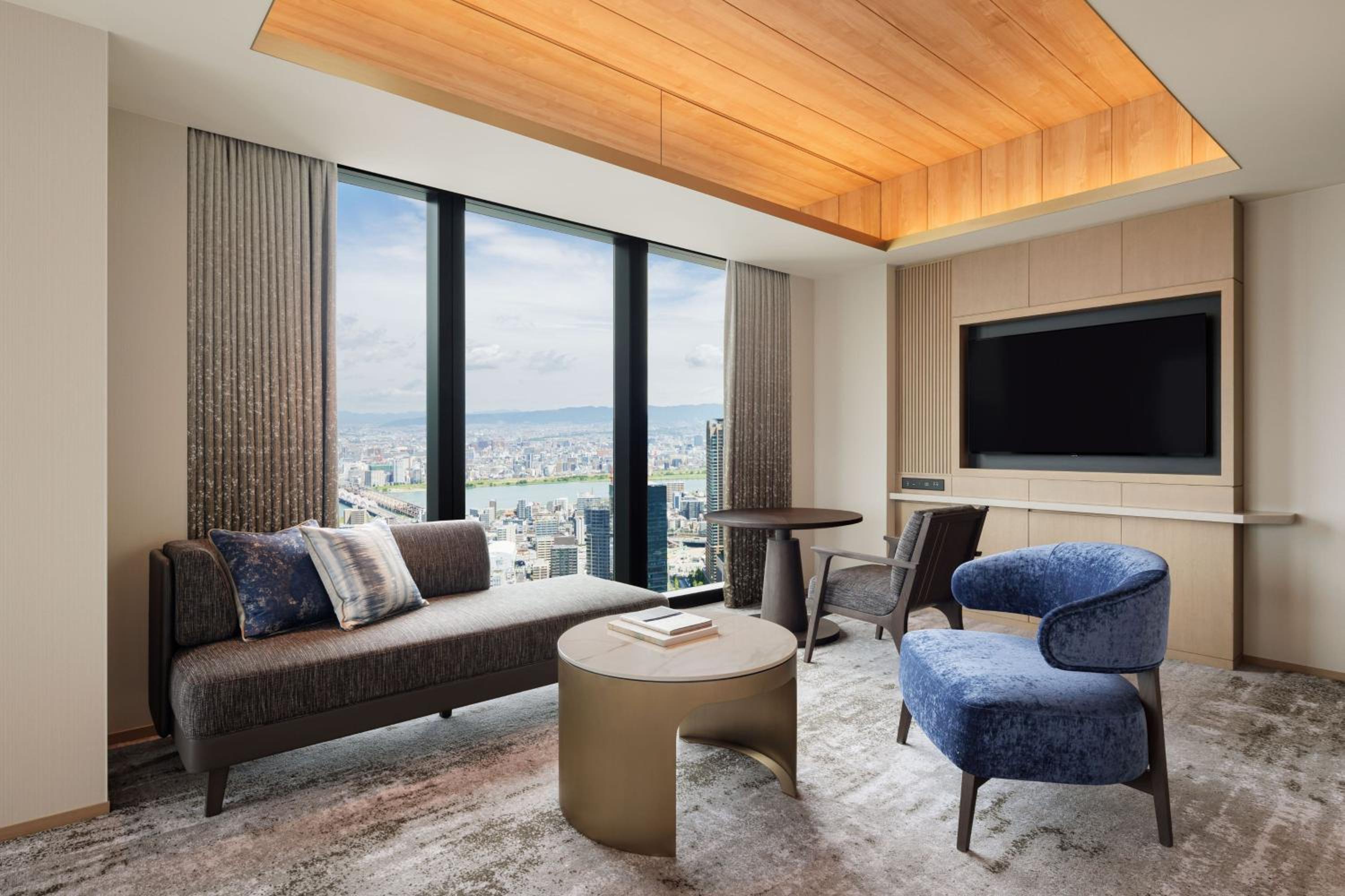Specialty Corner Twin Room with City View - Top Floor