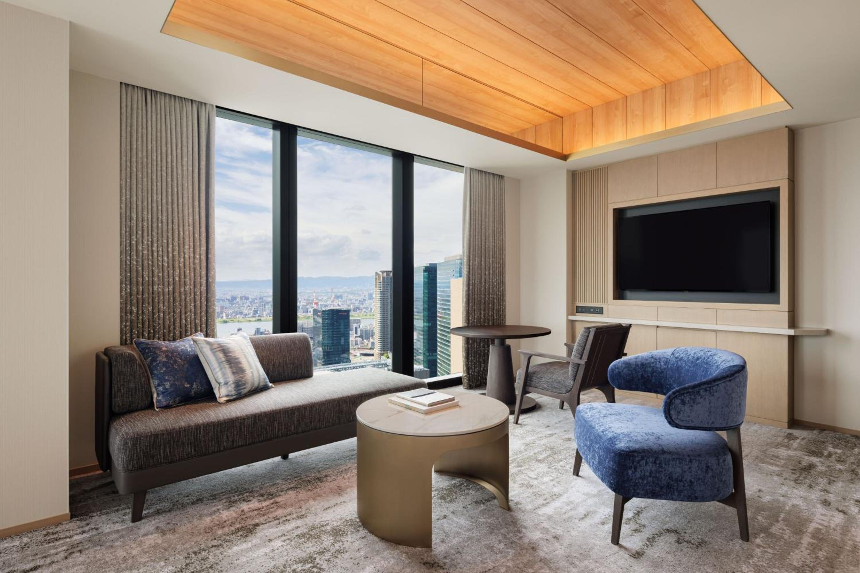 Signature Corner Twin Room with Two Double Beds and City View