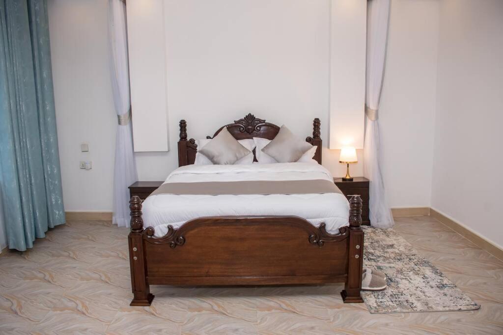 Five-Bedroom House photo 1