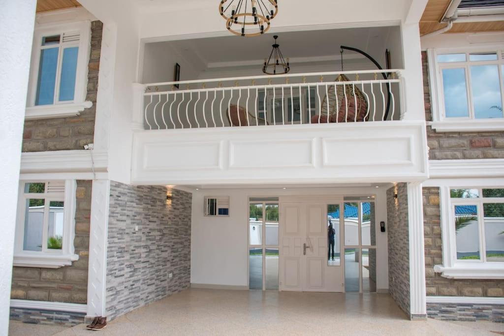 Five-Bedroom House photo 3