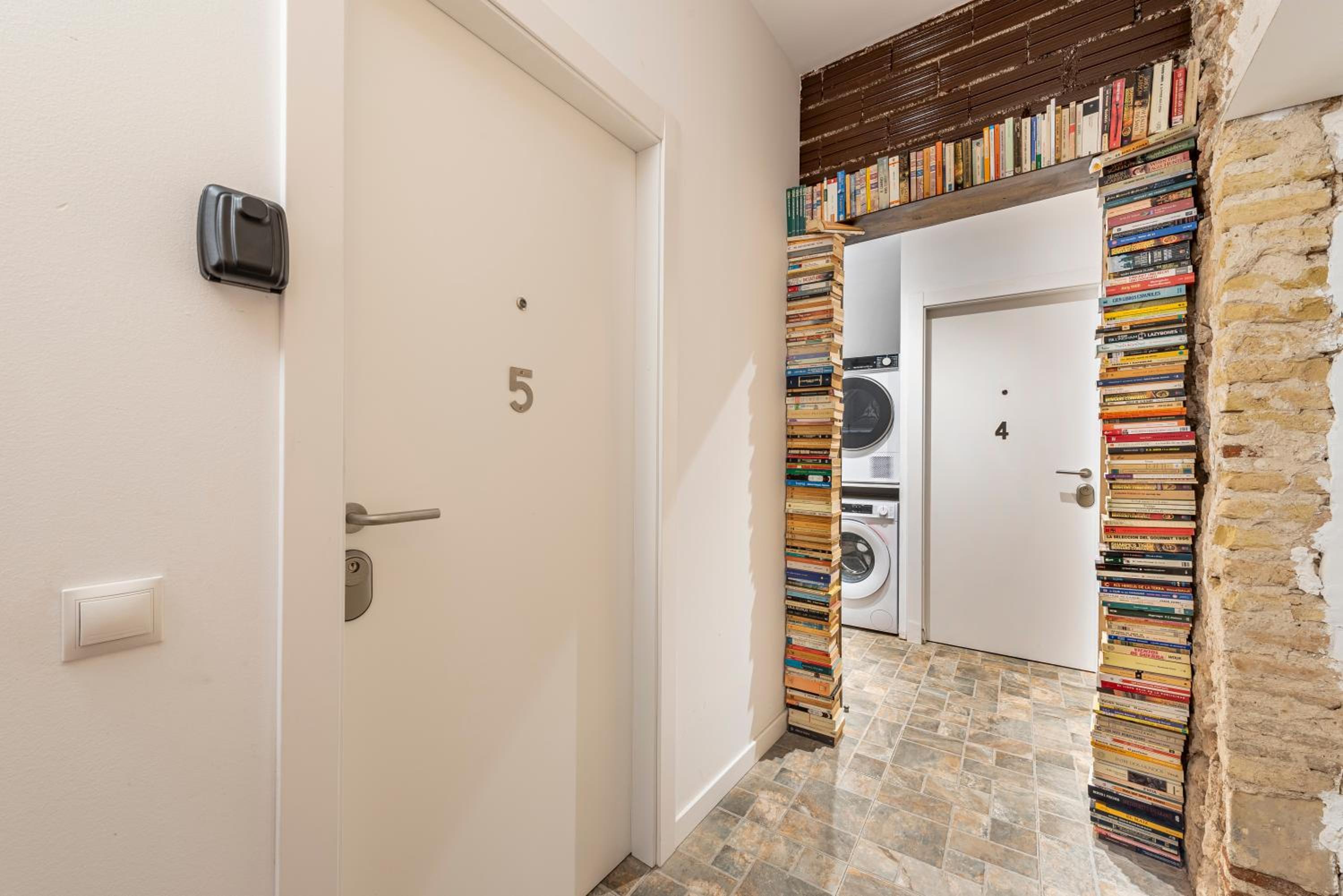 One-Bedroom Apartment photo 2