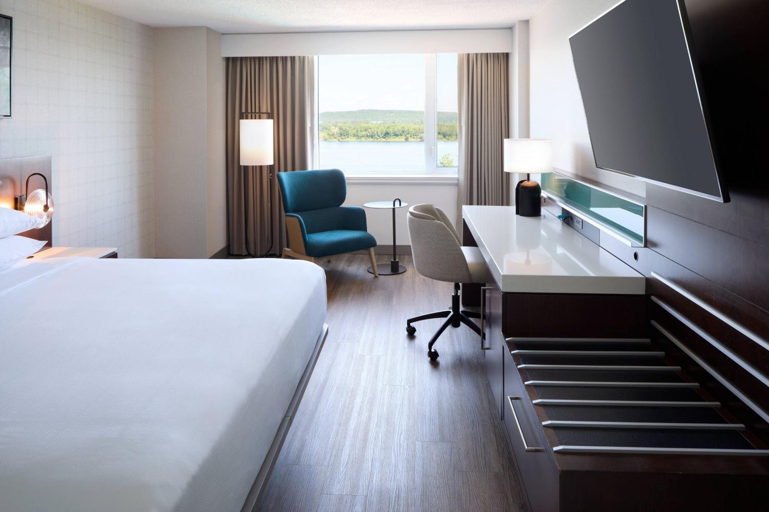Deluxe King Room with Water View - Photo 3
