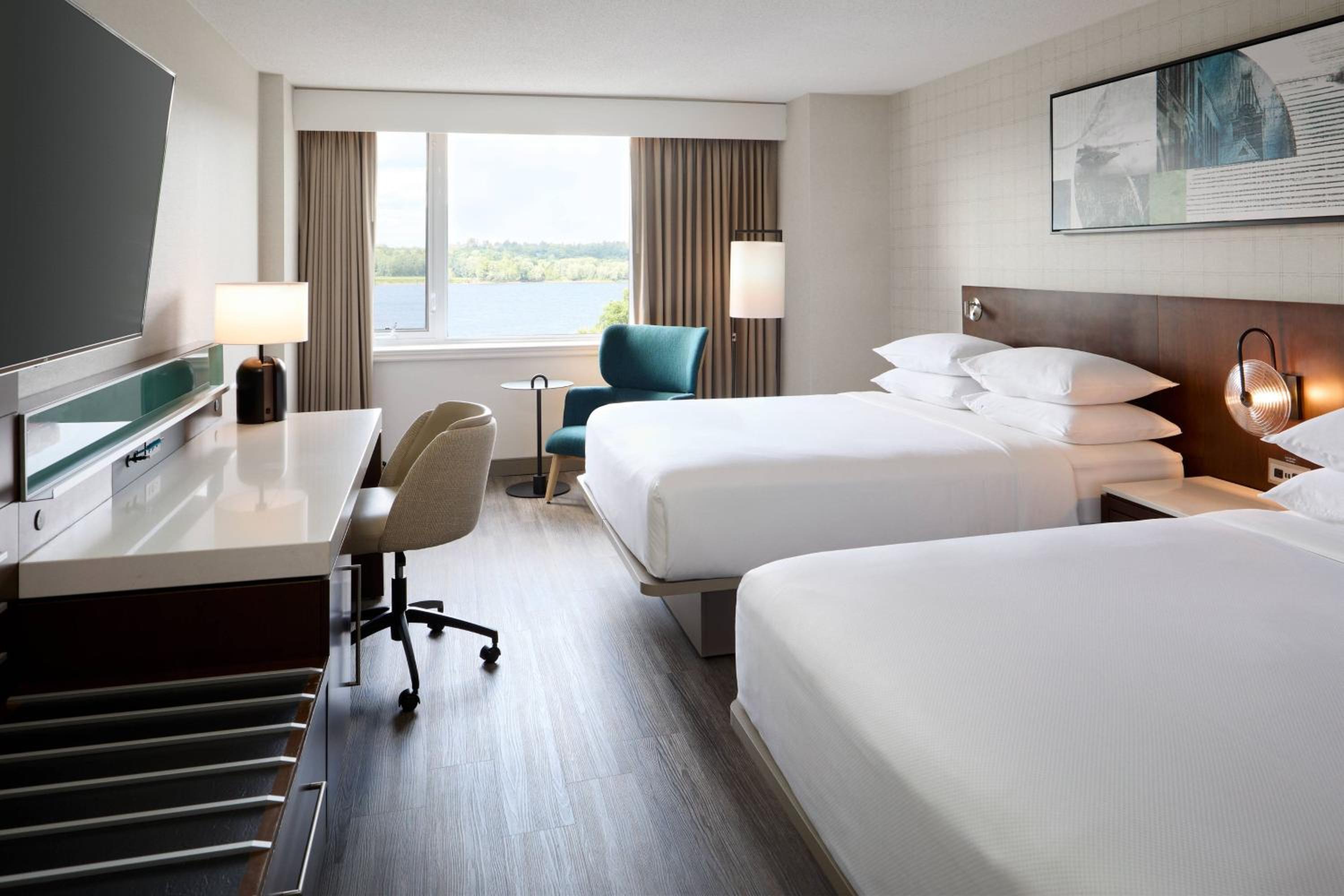 Queen Room with Water View - Photo 7