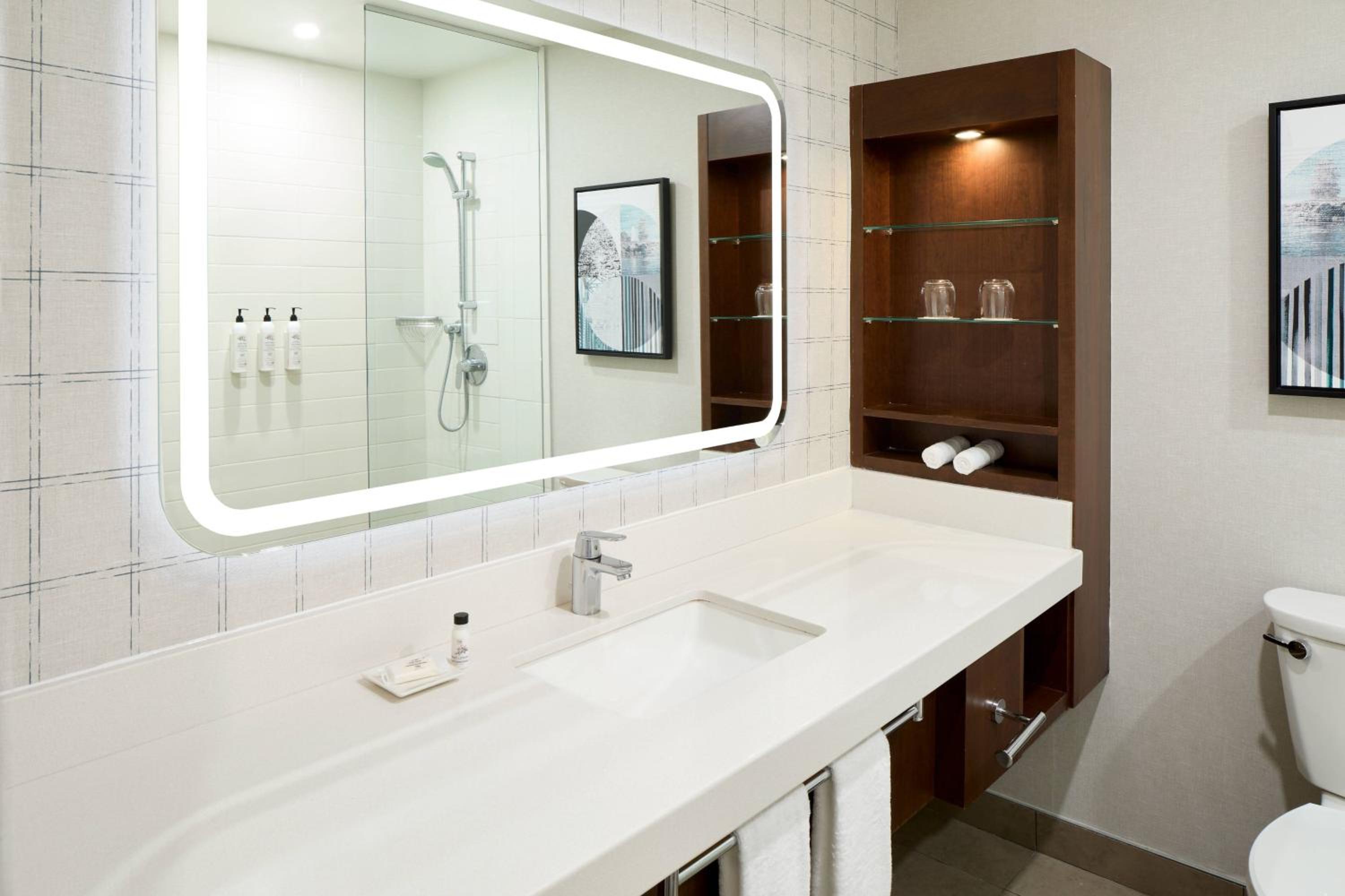 Queen Room with Water View - Photo 5