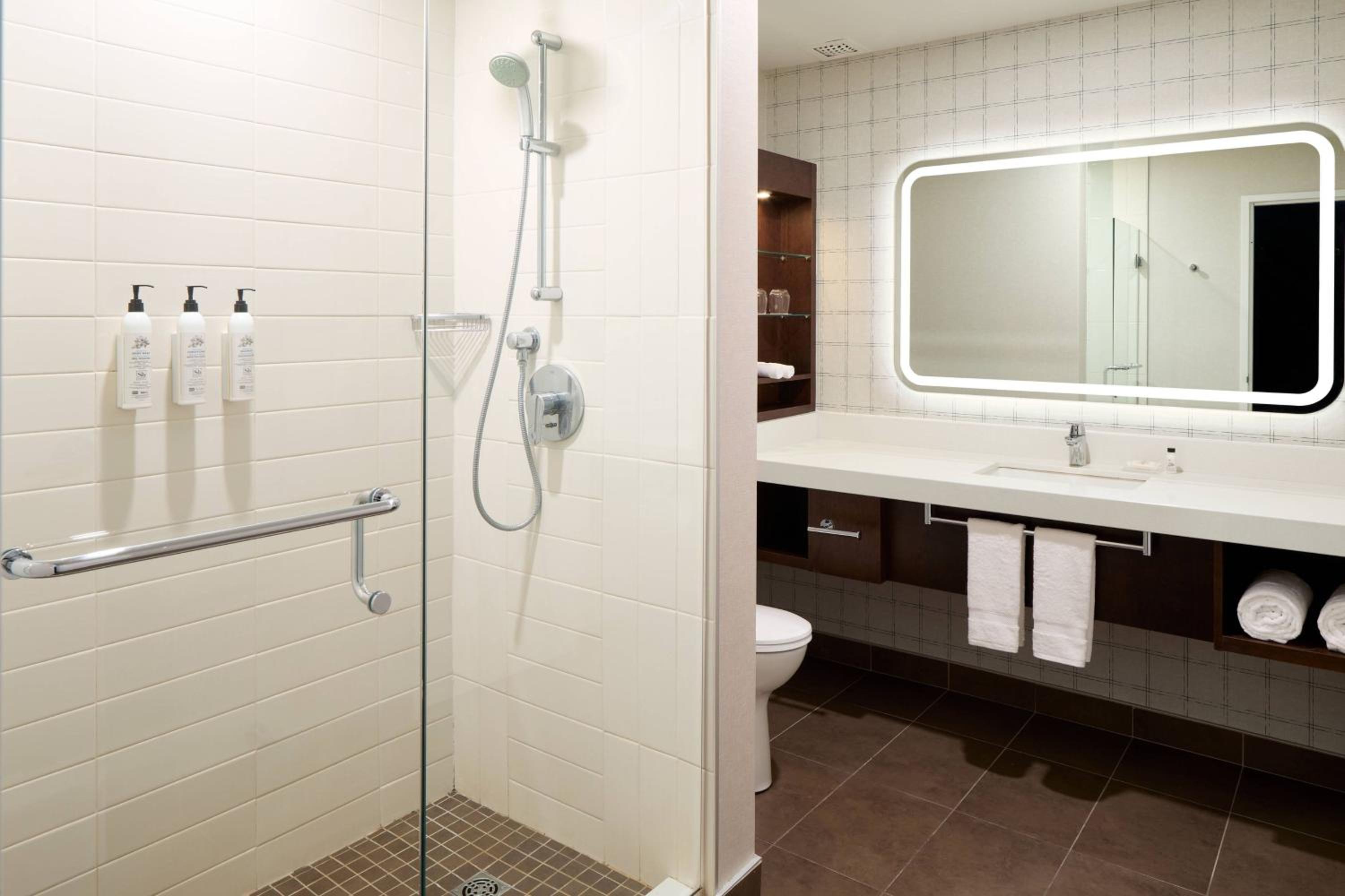 Queen Room with Water View - Photo 4