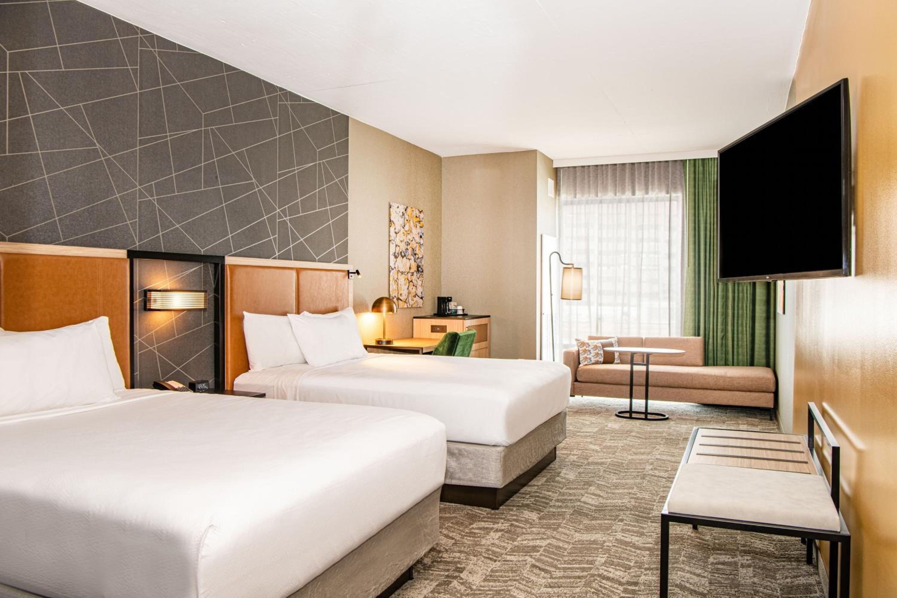 Queen Room with Two Queen Beds - Photo 4