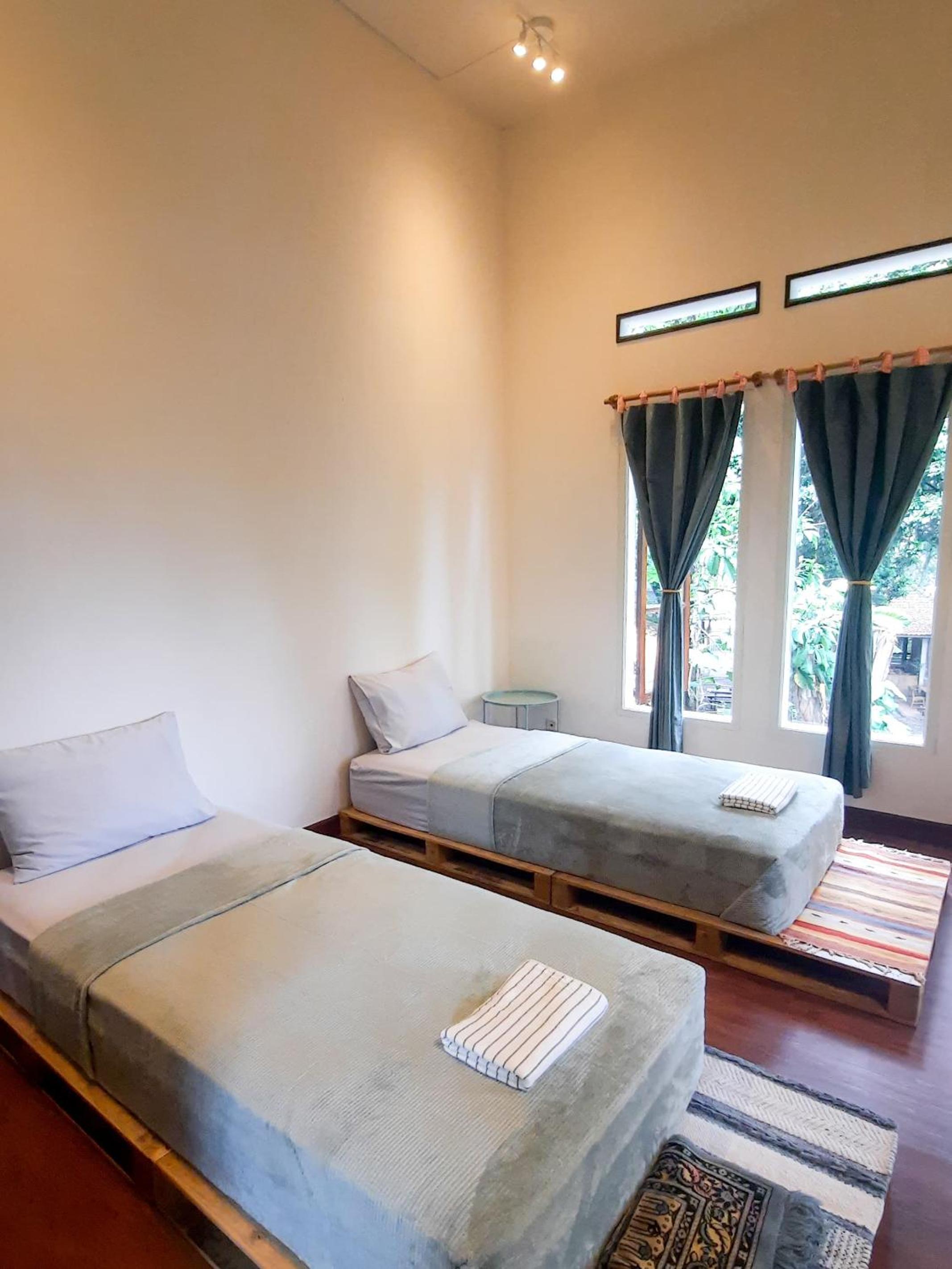 Twin Room with Shared Bathroom photo 1