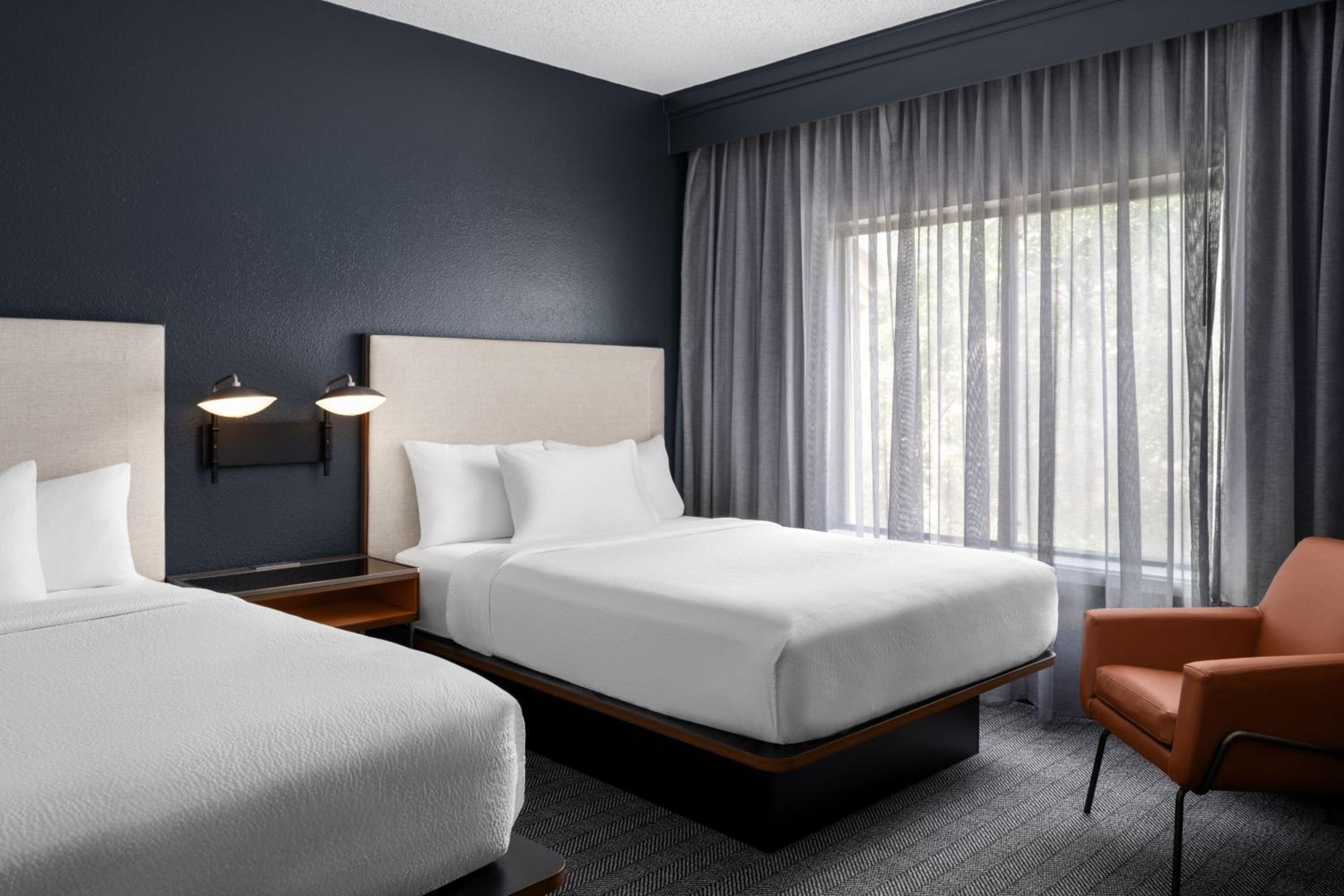 Queen Room with Two Queen Beds - Photo 4