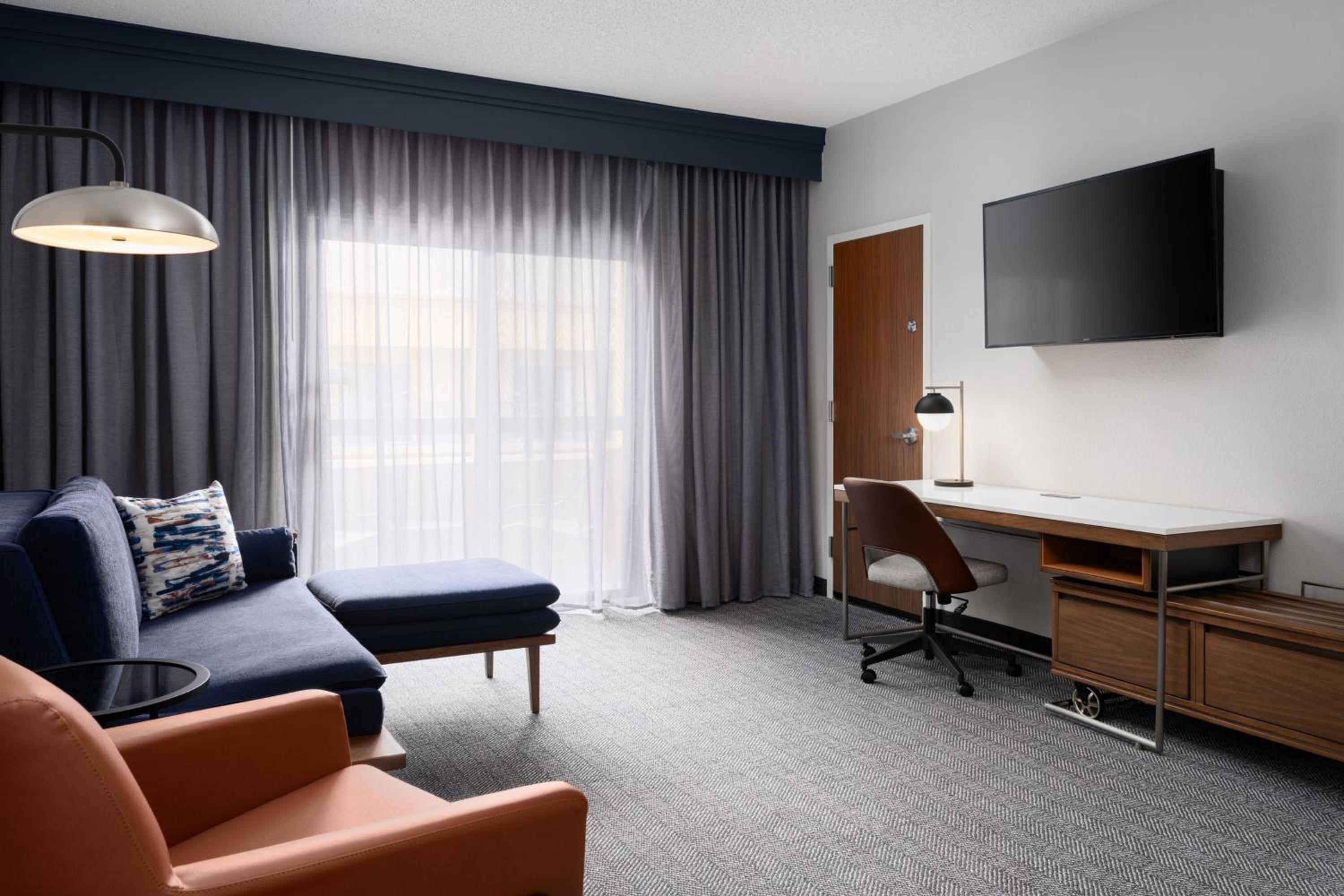 One-Bedroom King Suite - Photo 3