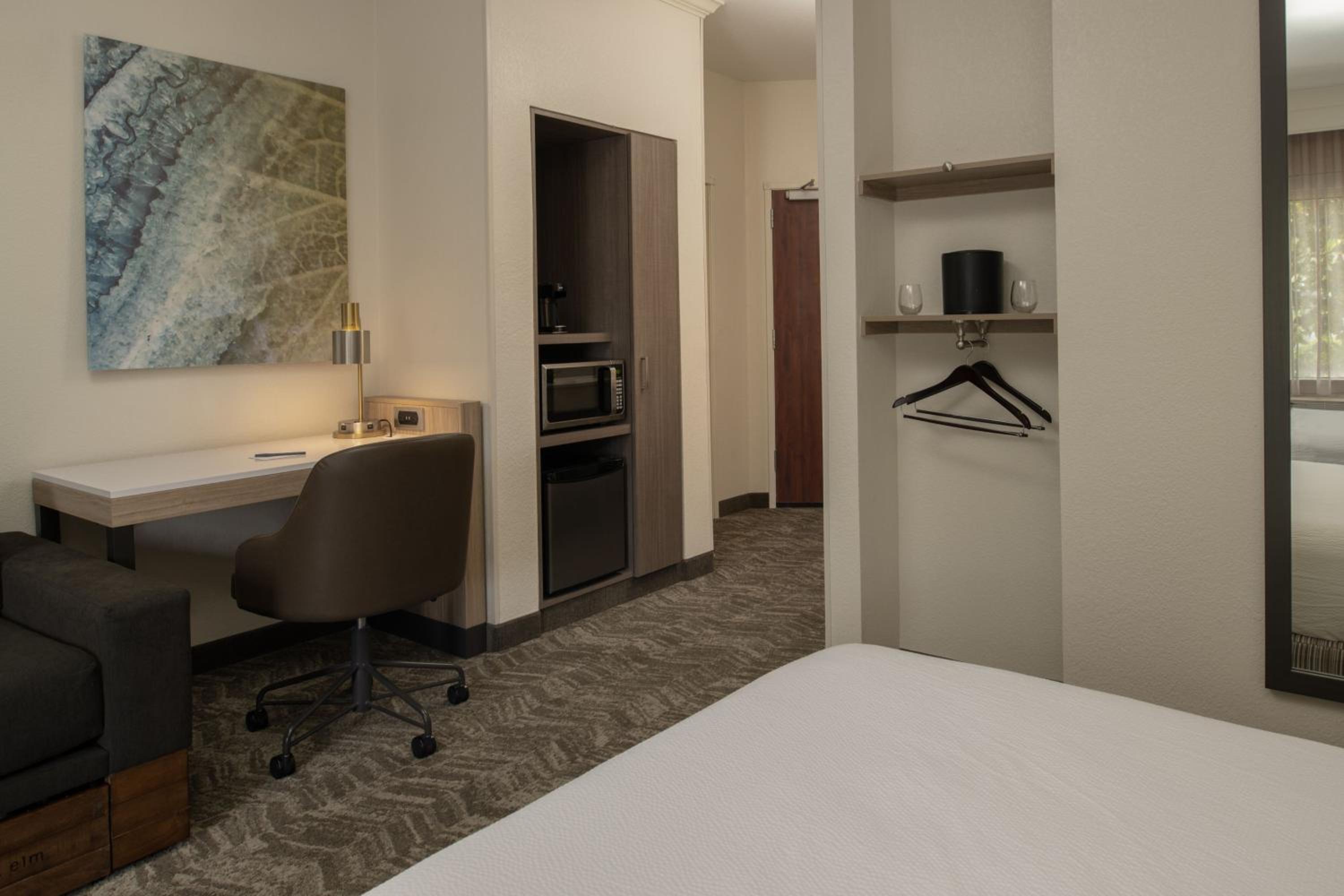 Queen Suite - Photo 9