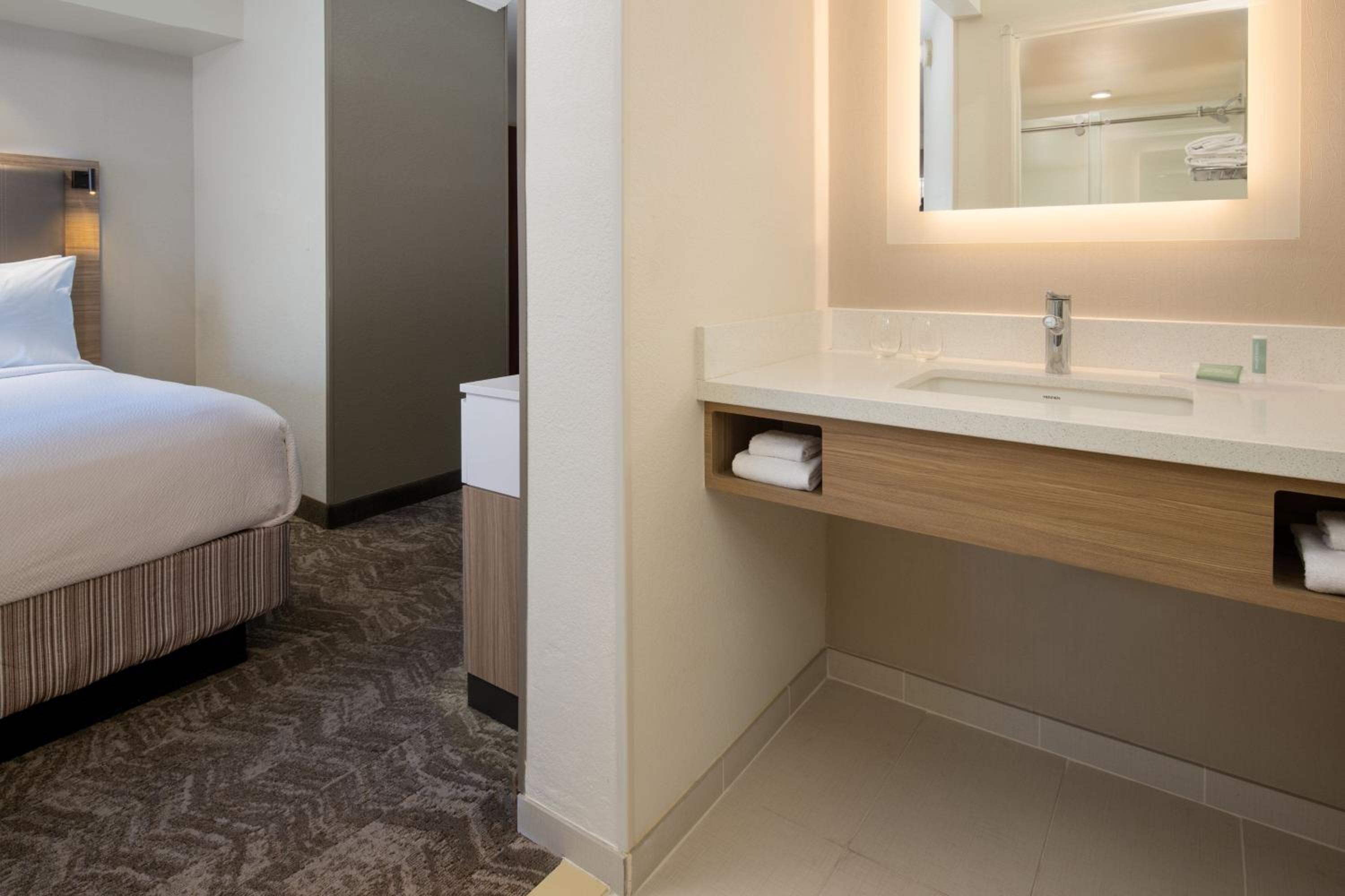Queen Suite - Photo 6