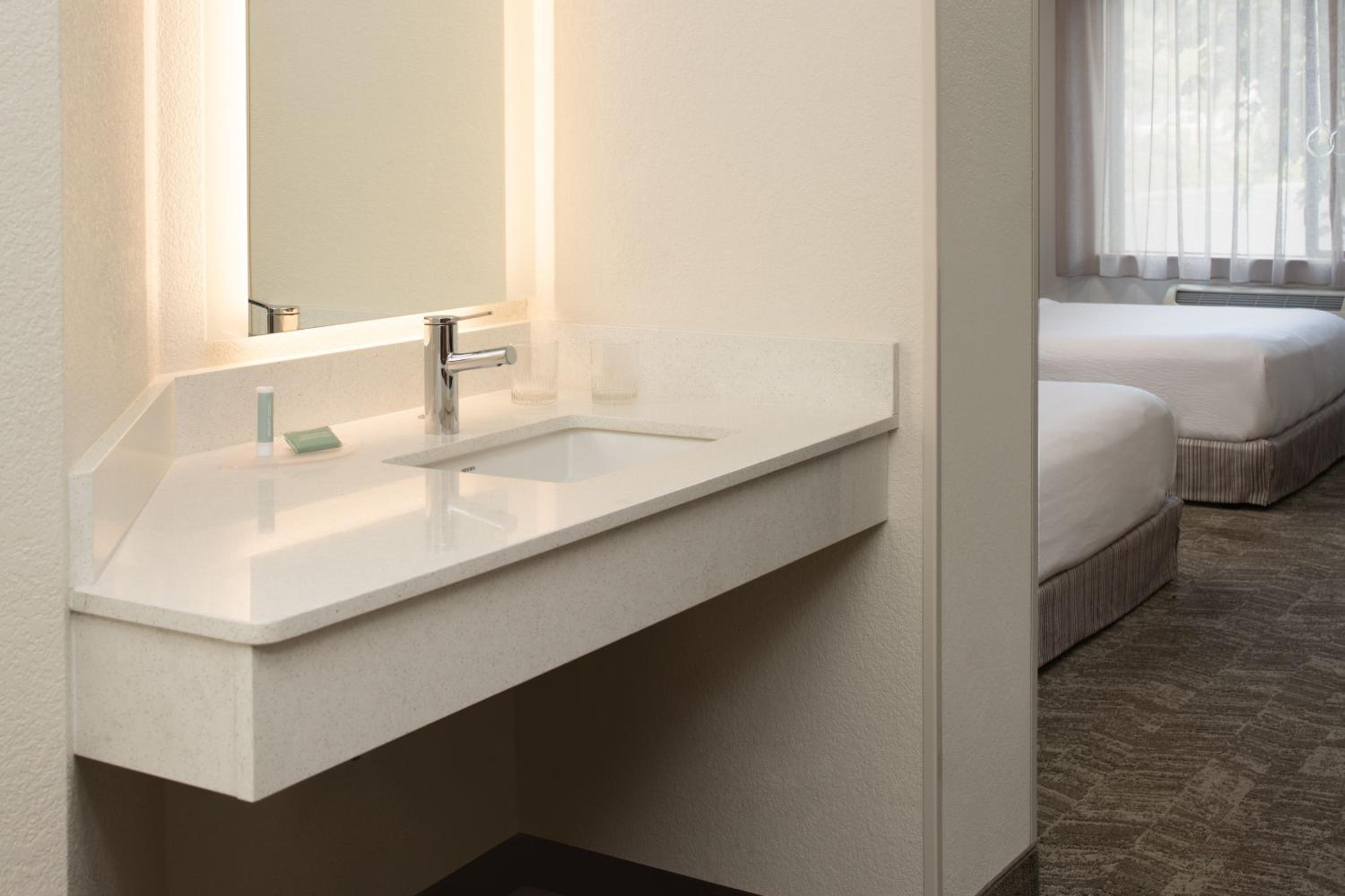 Queen Suite - Photo 7