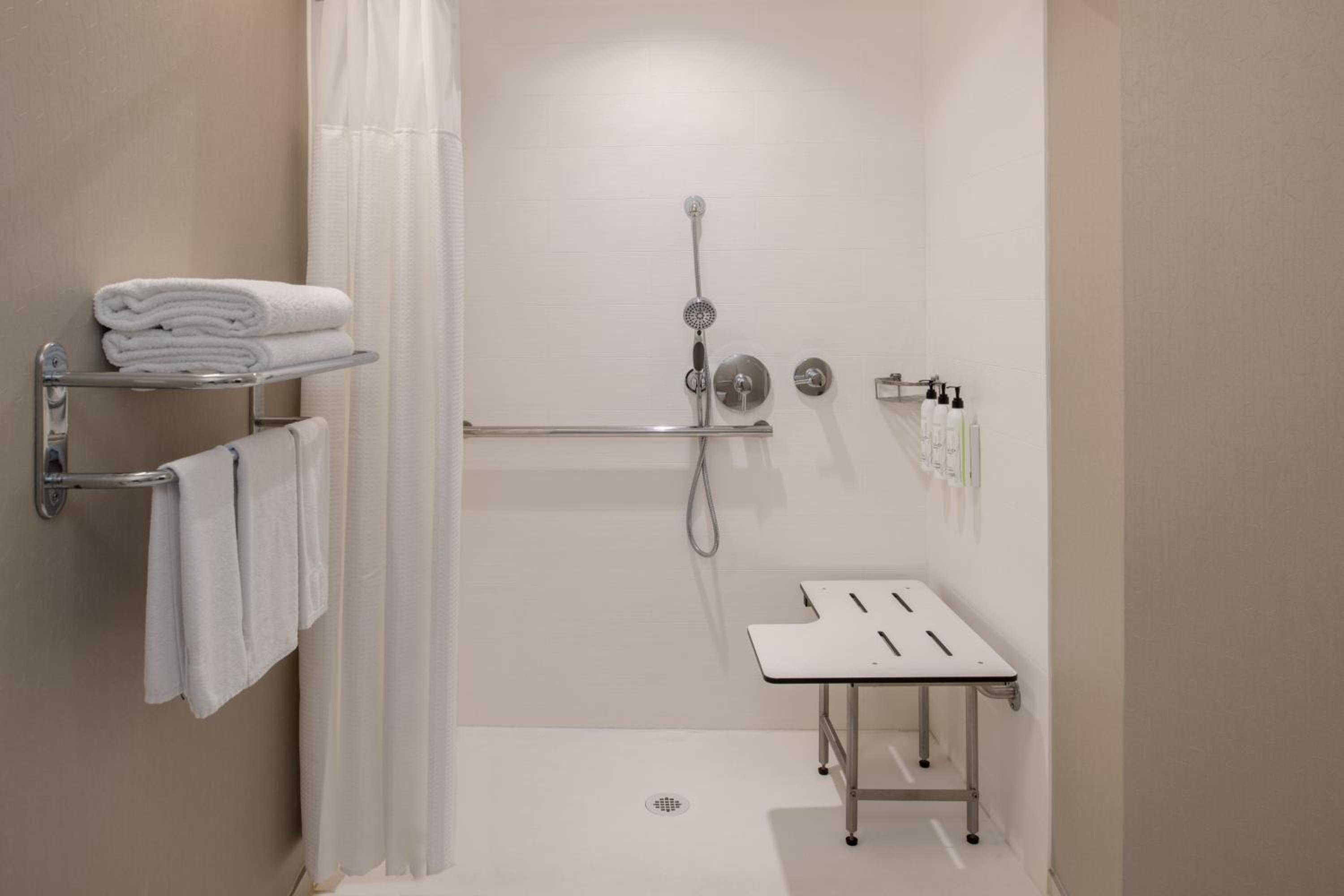 Queen Suite - Photo 8