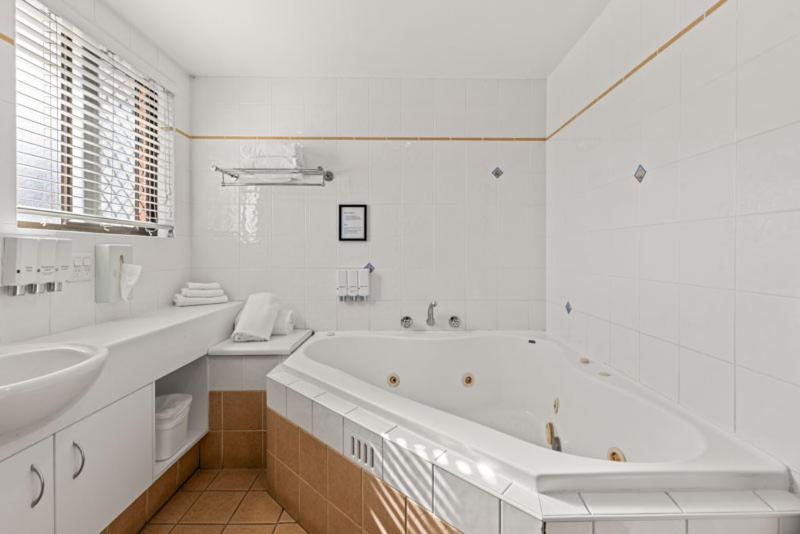 Premium King Room - Not Pet Friendly - Photo 4
