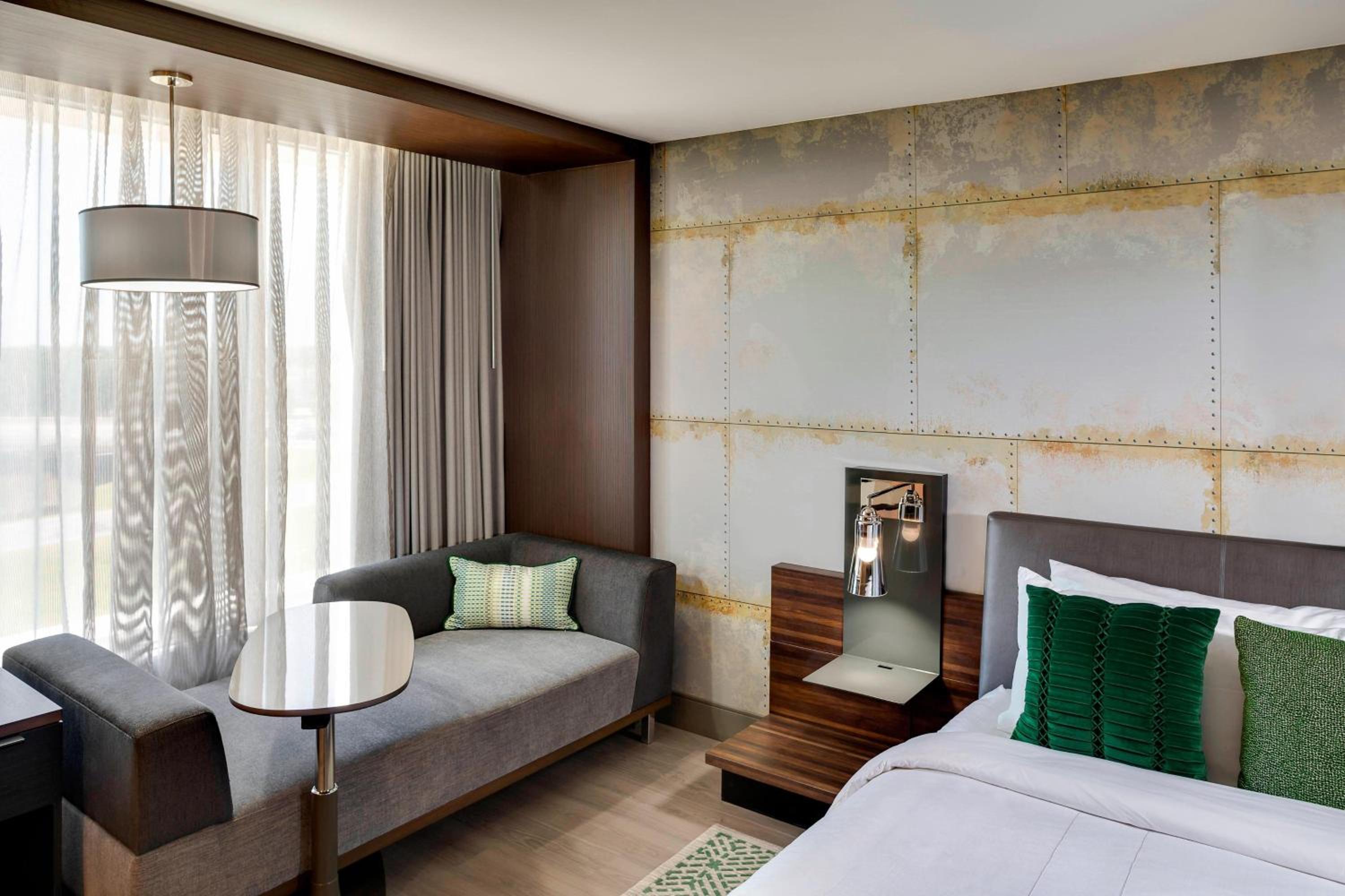 King Room with Lounge Access - Photo 6