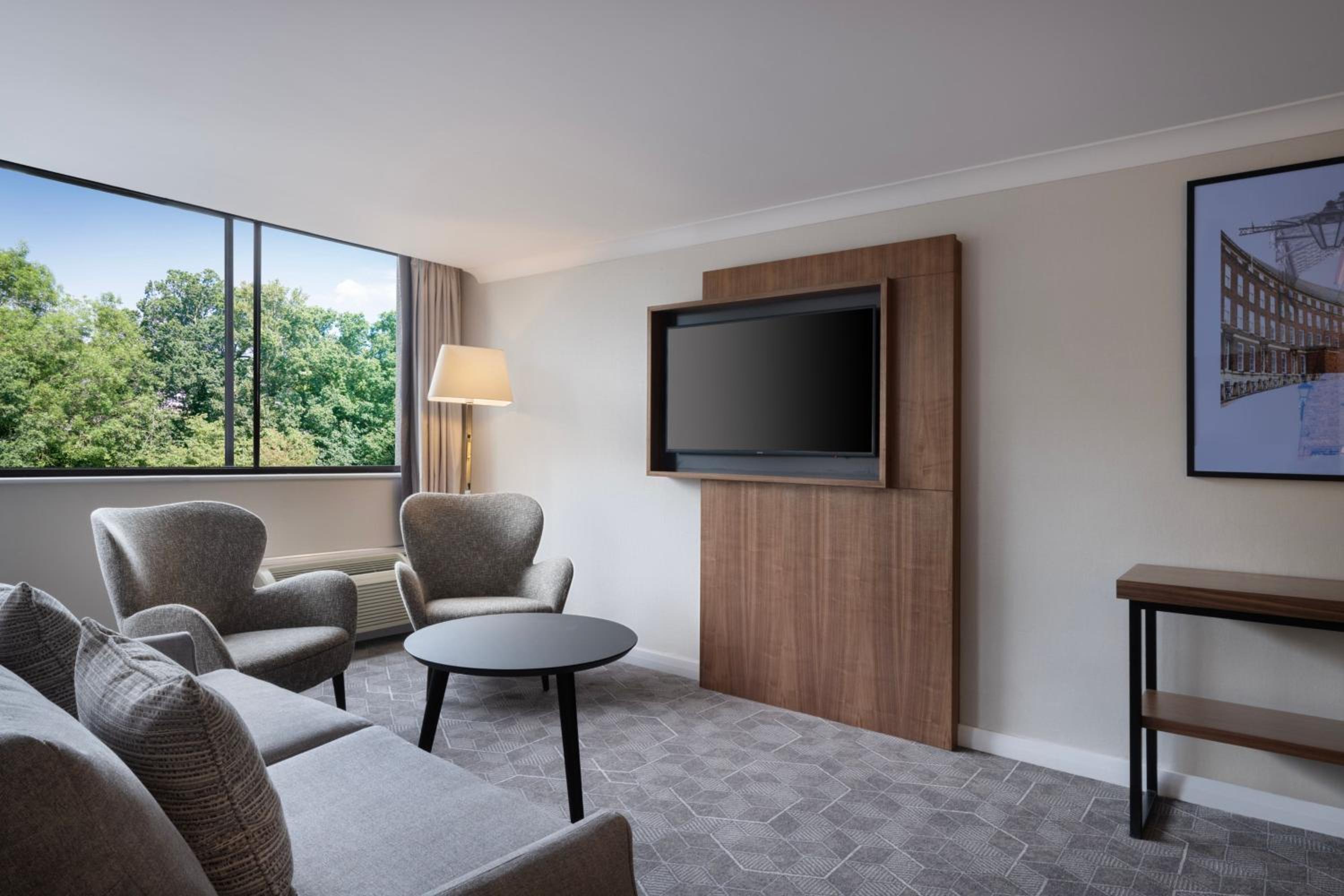 Executive Signature Junior Suite with Lounge Access photo 3