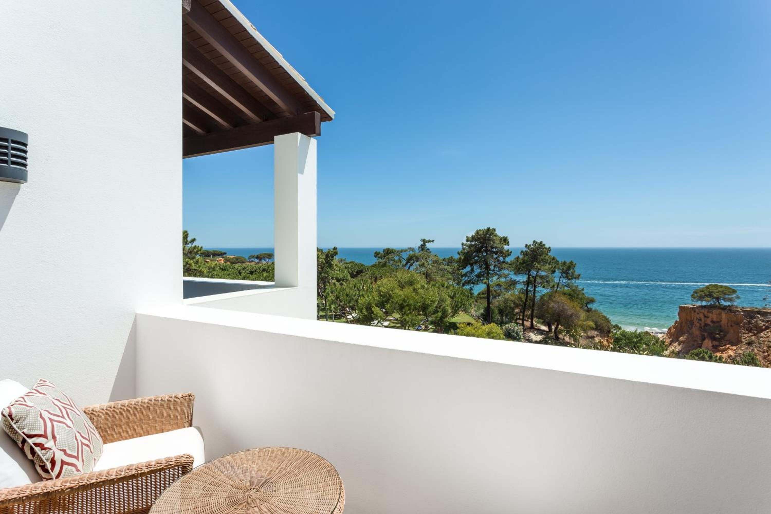 Grand Deluxe Twin Room with Balcony and Ocean View - Photo 2