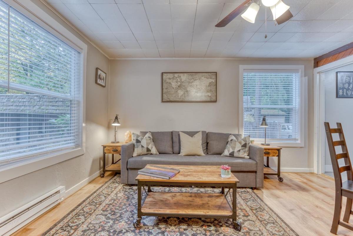 Deluxe One-Bedroom Apartment