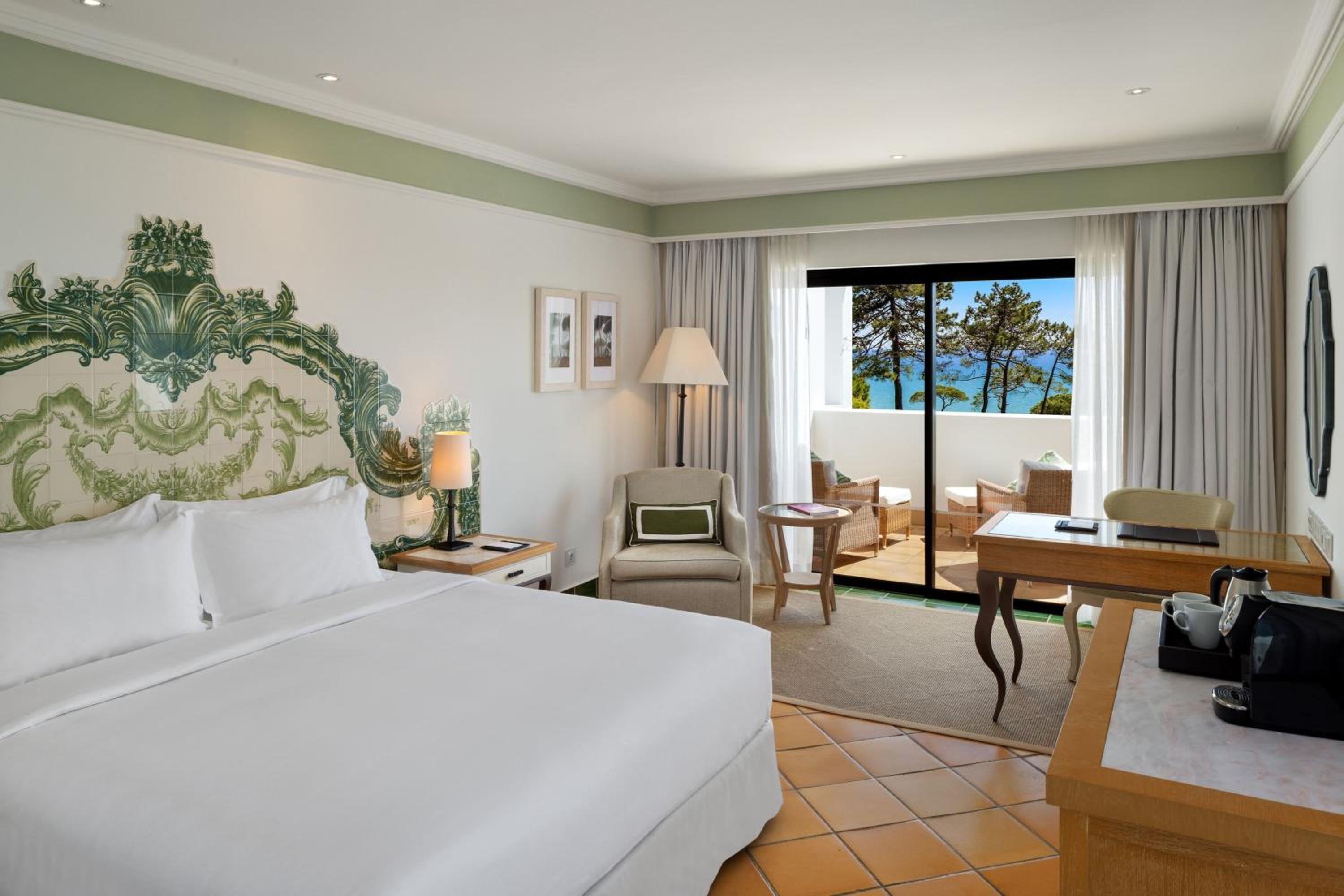 Deluxe Queen Room with Balcony and Ocean View - Photo 7