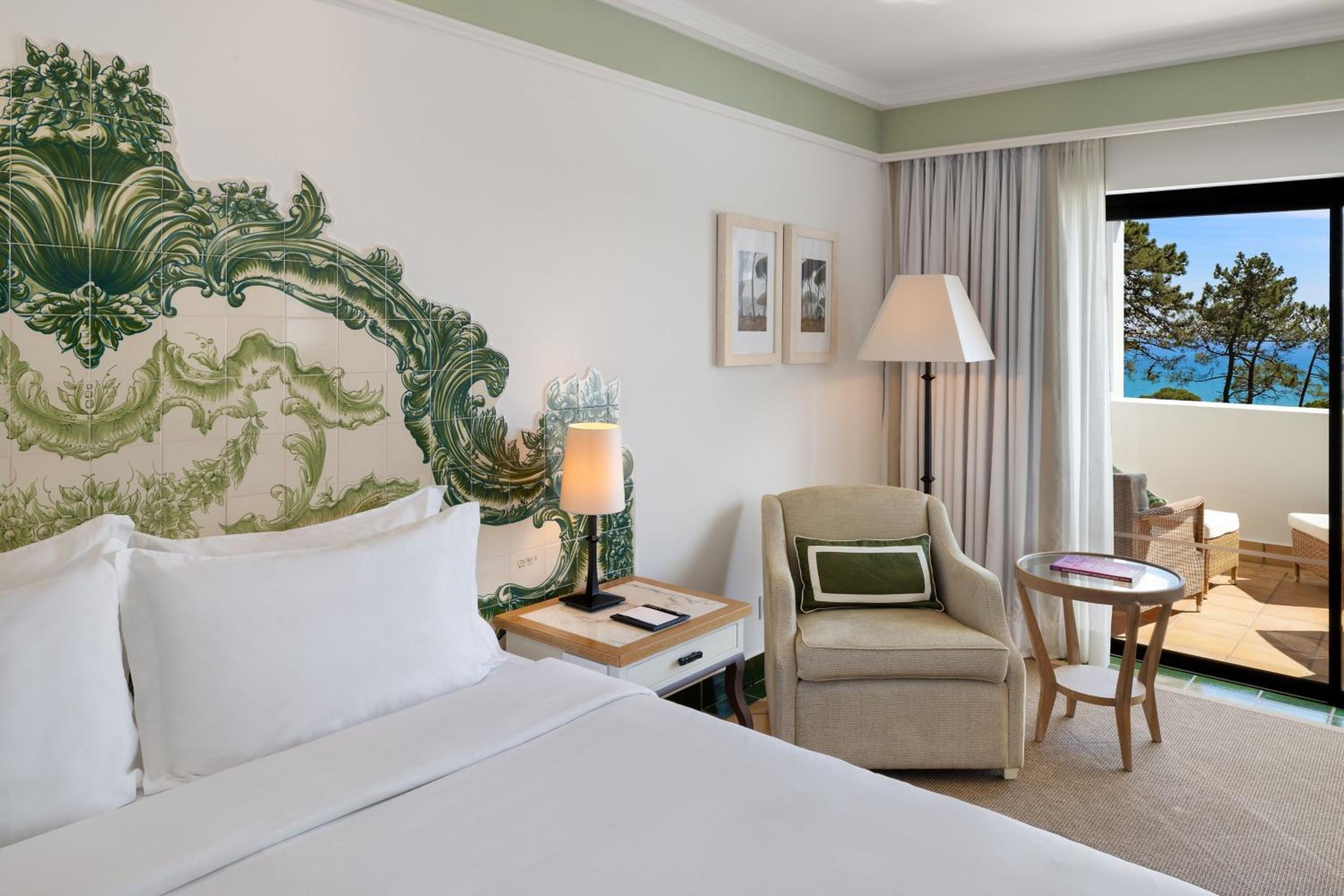 Deluxe Queen Room with Balcony and Ocean View - Photo 6