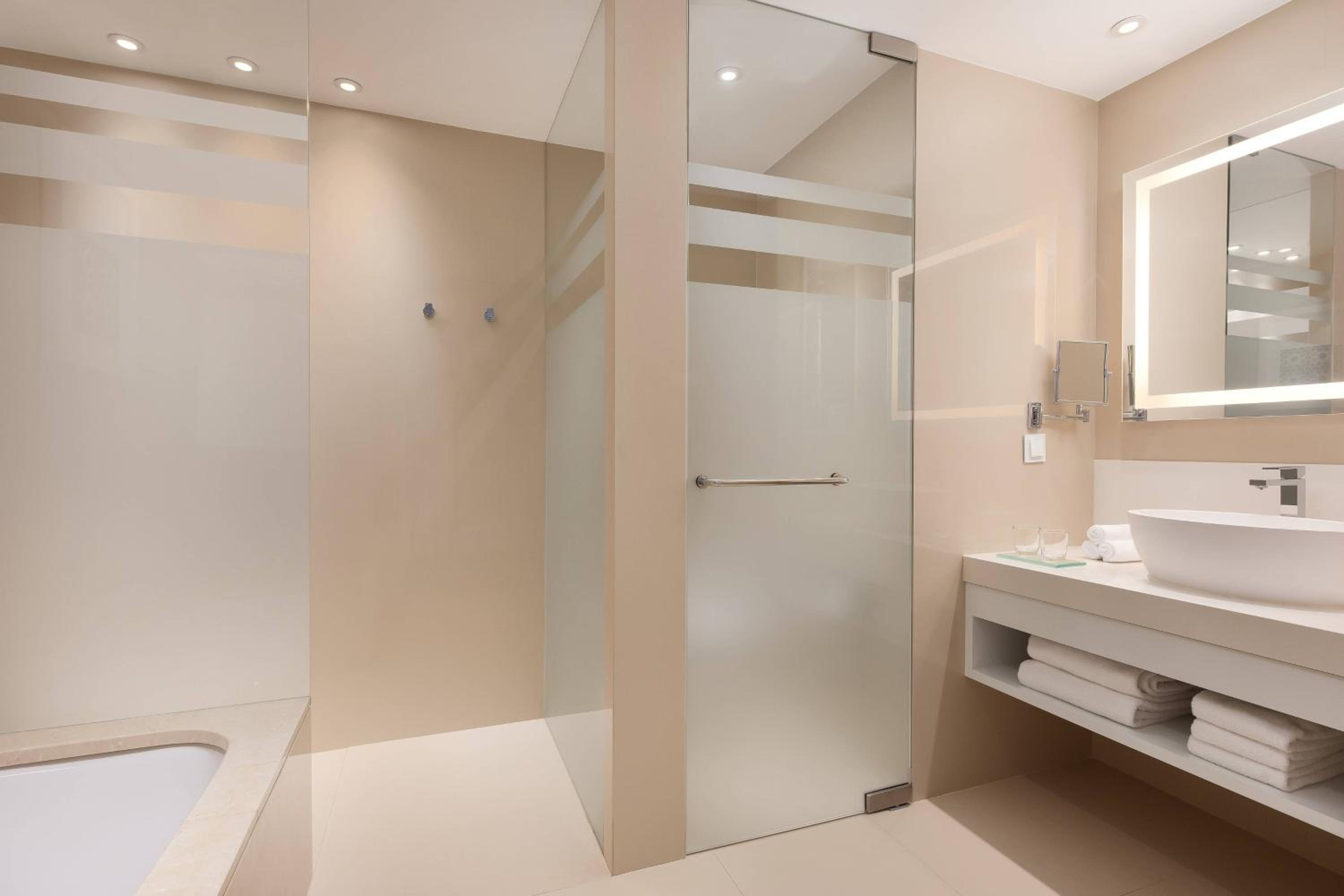 Deluxe Twin Room with Resort View - Photo 3