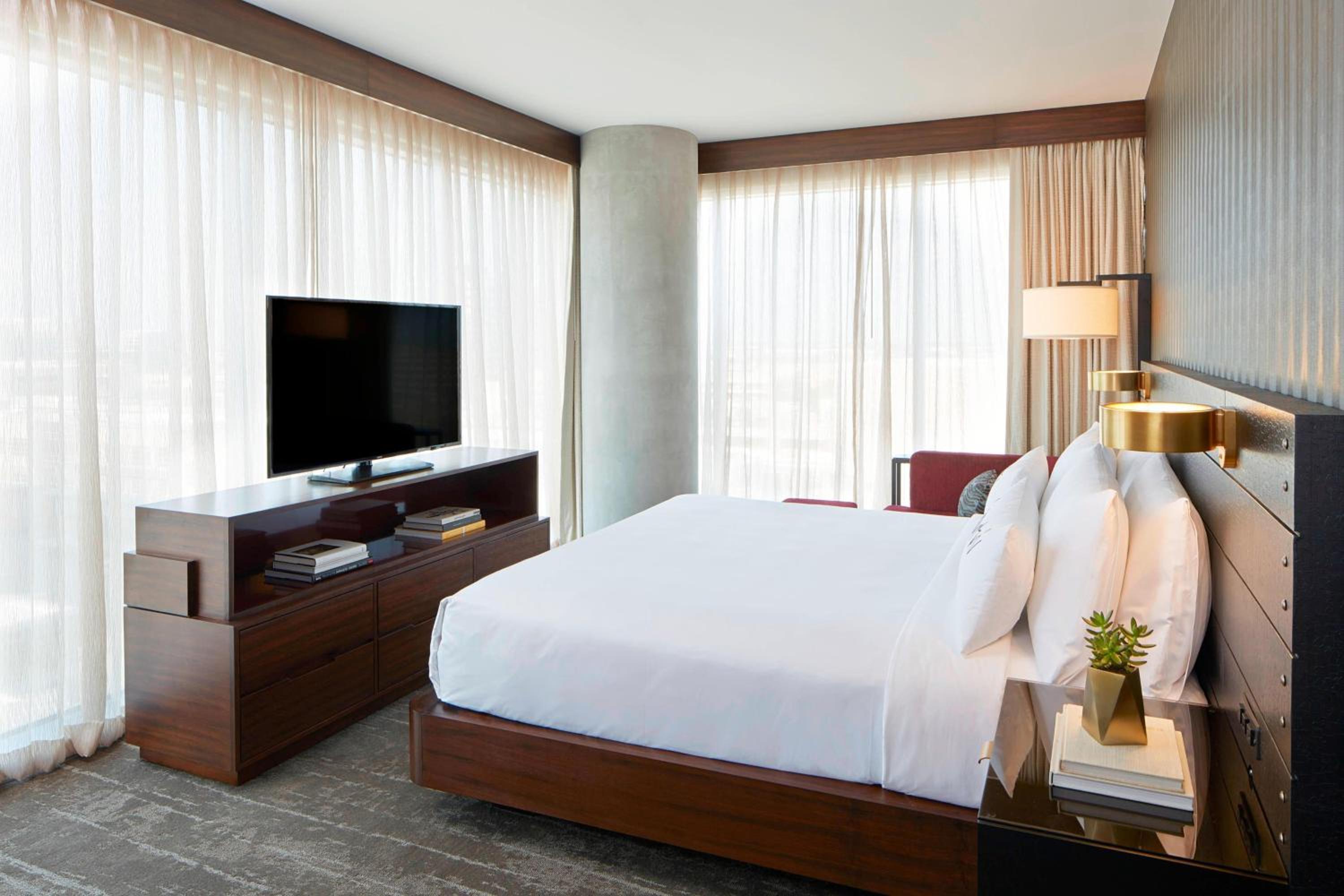 Executive Suite, 1 King, Sofa bed photo 3