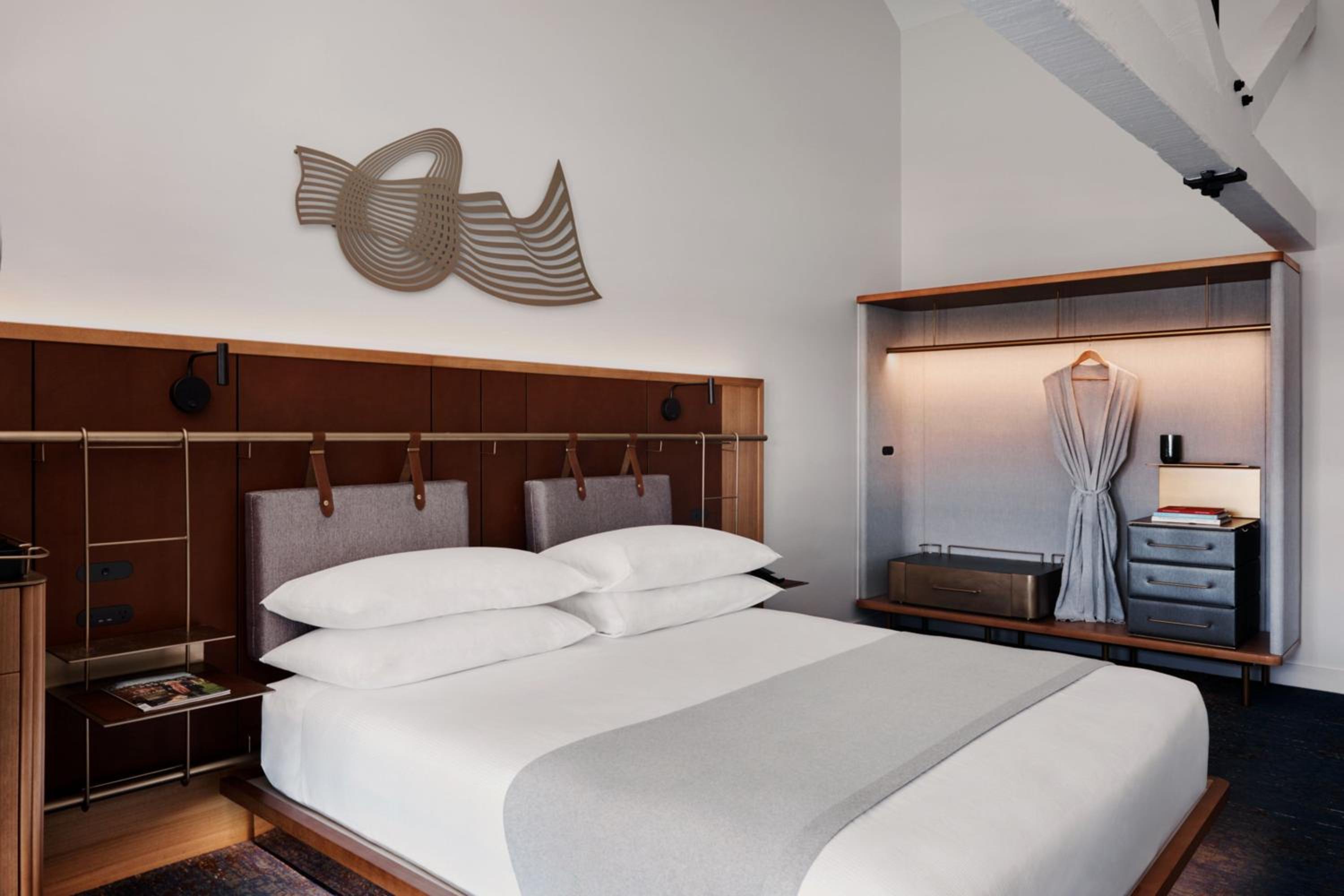 Bridge View Room