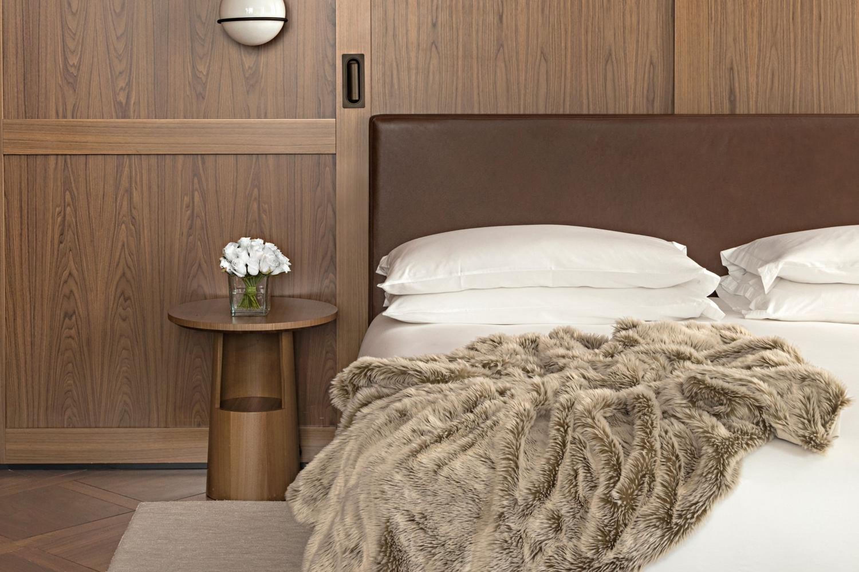 Deluxe King Room with One King Bed (Non Smoking)