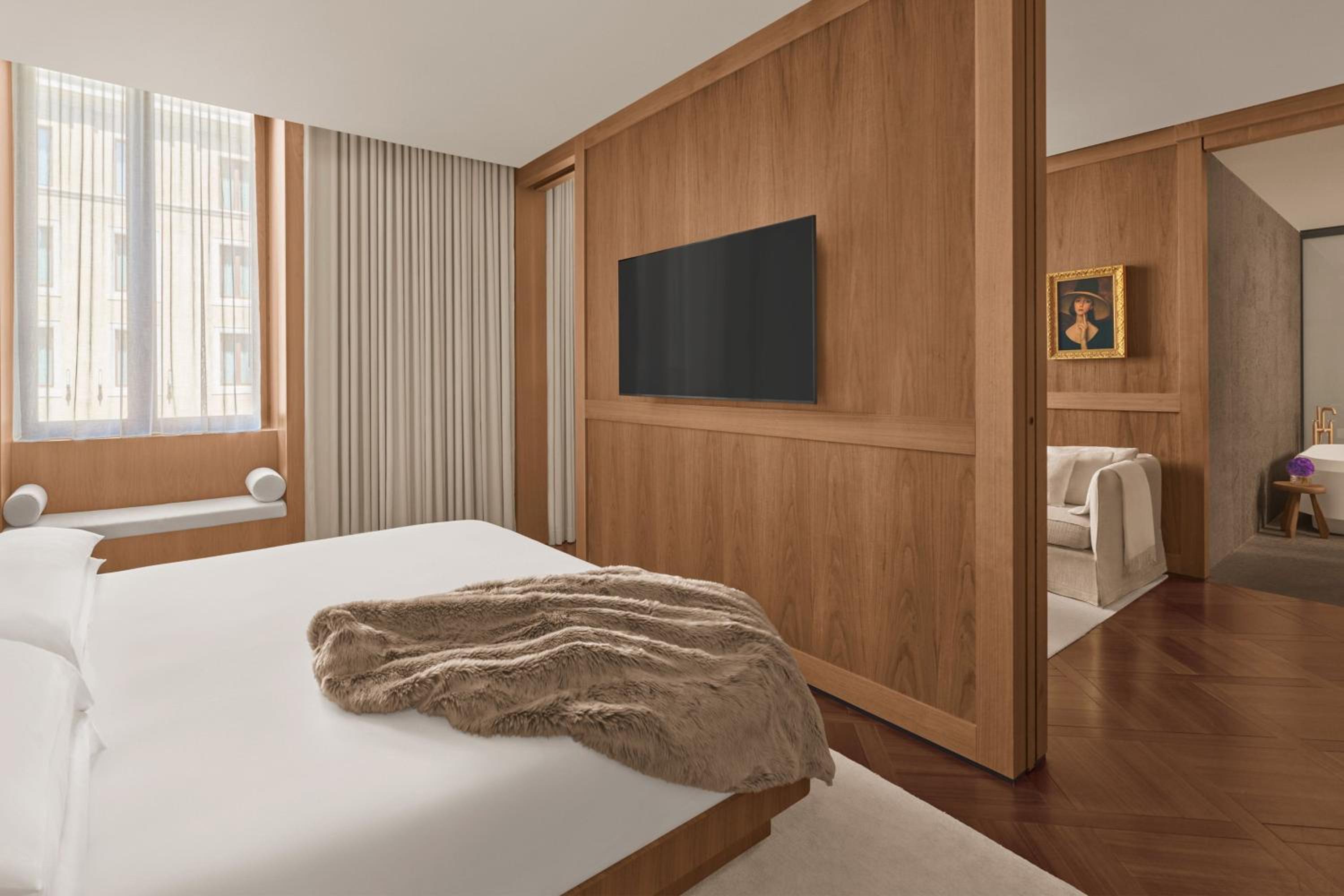One-Bedroom King Suite with Courtyard View