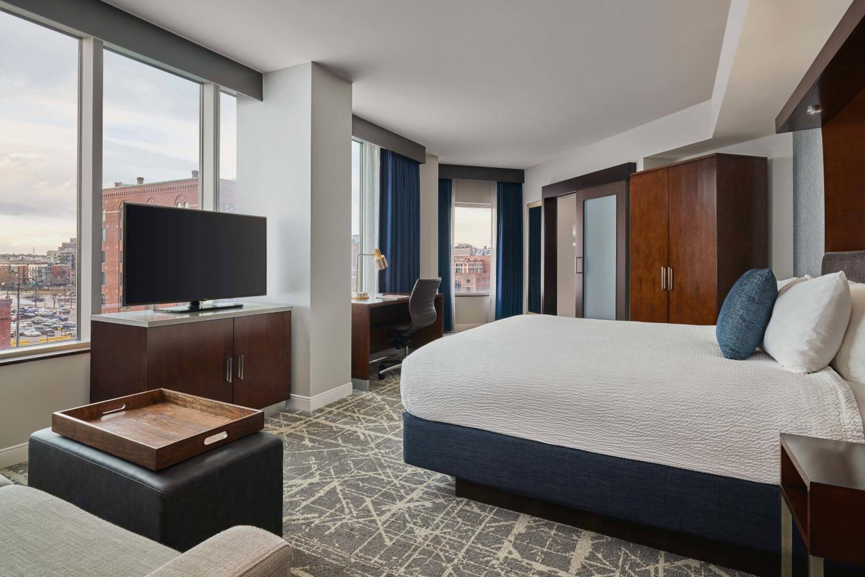 Executive King Room with City View - Photo 3