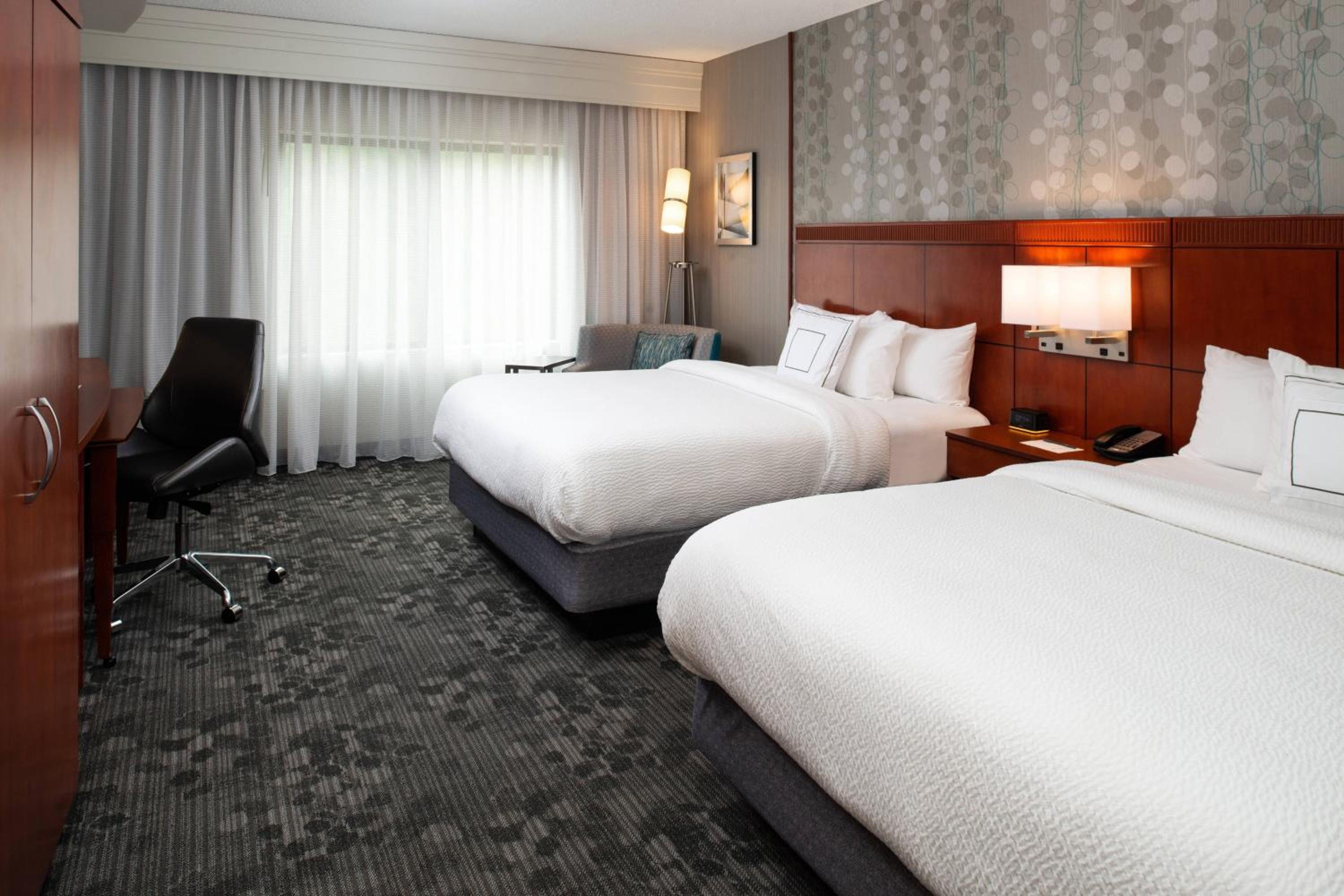 Queen Room with Two Queen Beds - Photo 5