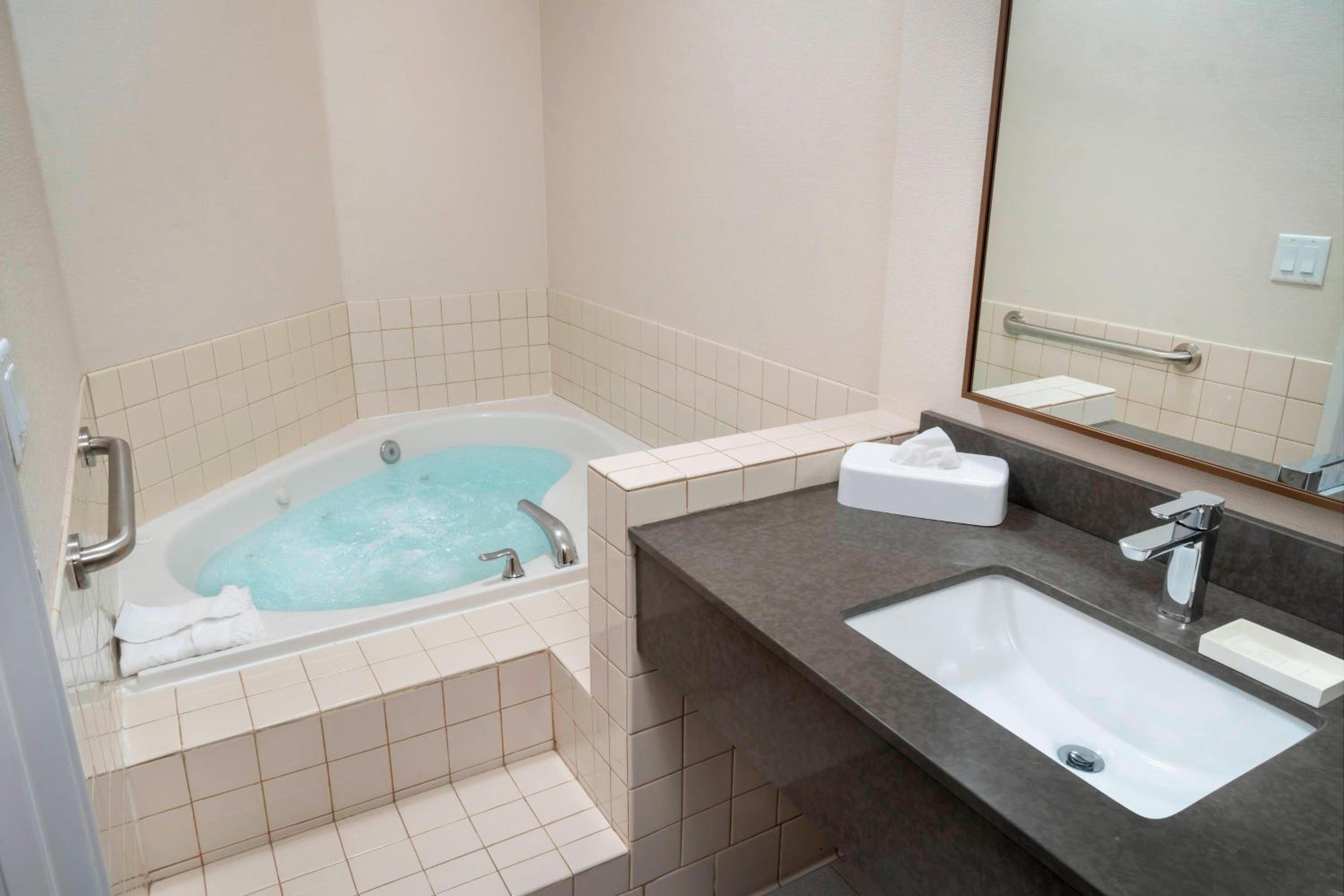 King Suite with Spa Bath - Photo 5