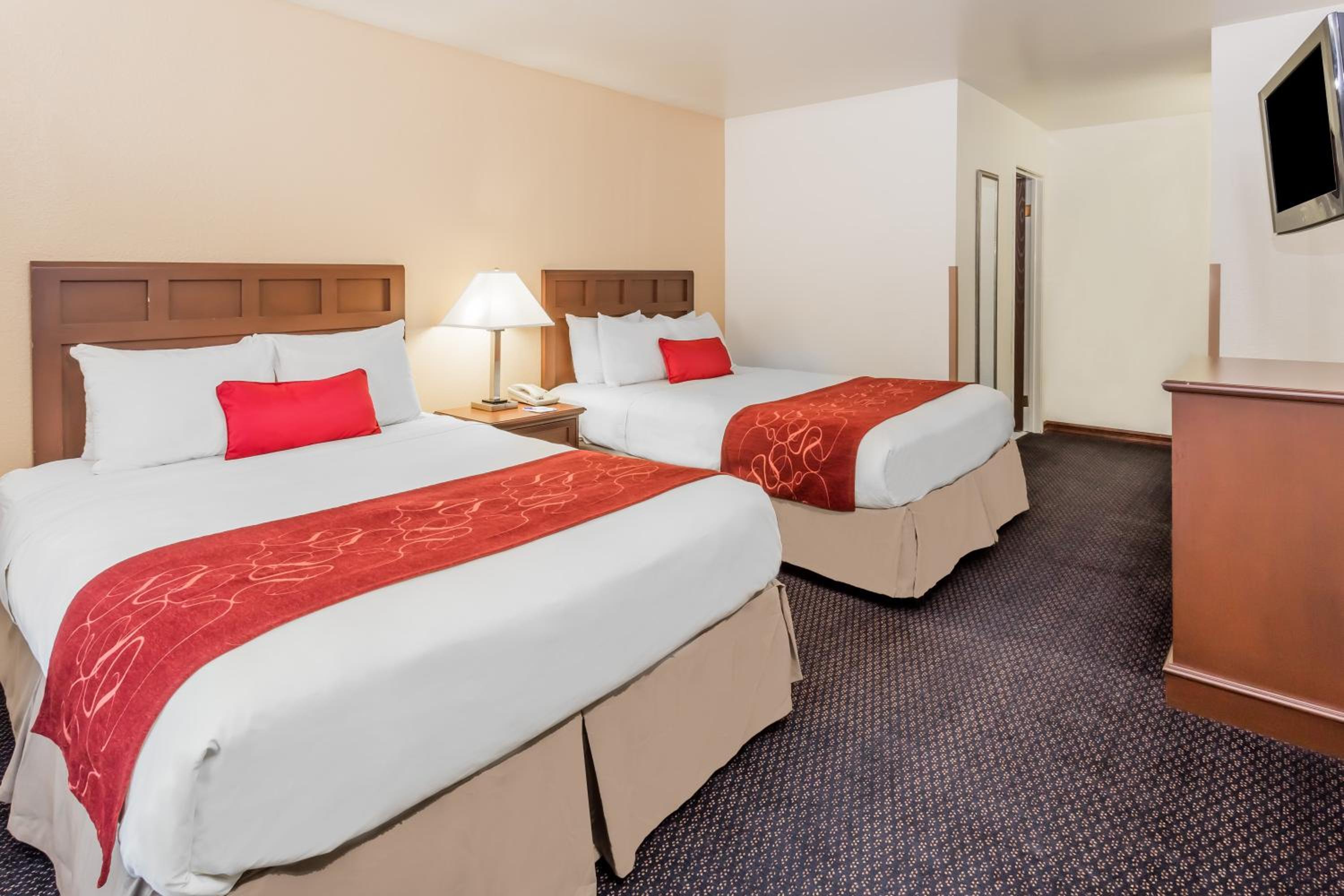 One-Bedroom Suite with Two Queen Beds - Non-Smoking - Photo 3