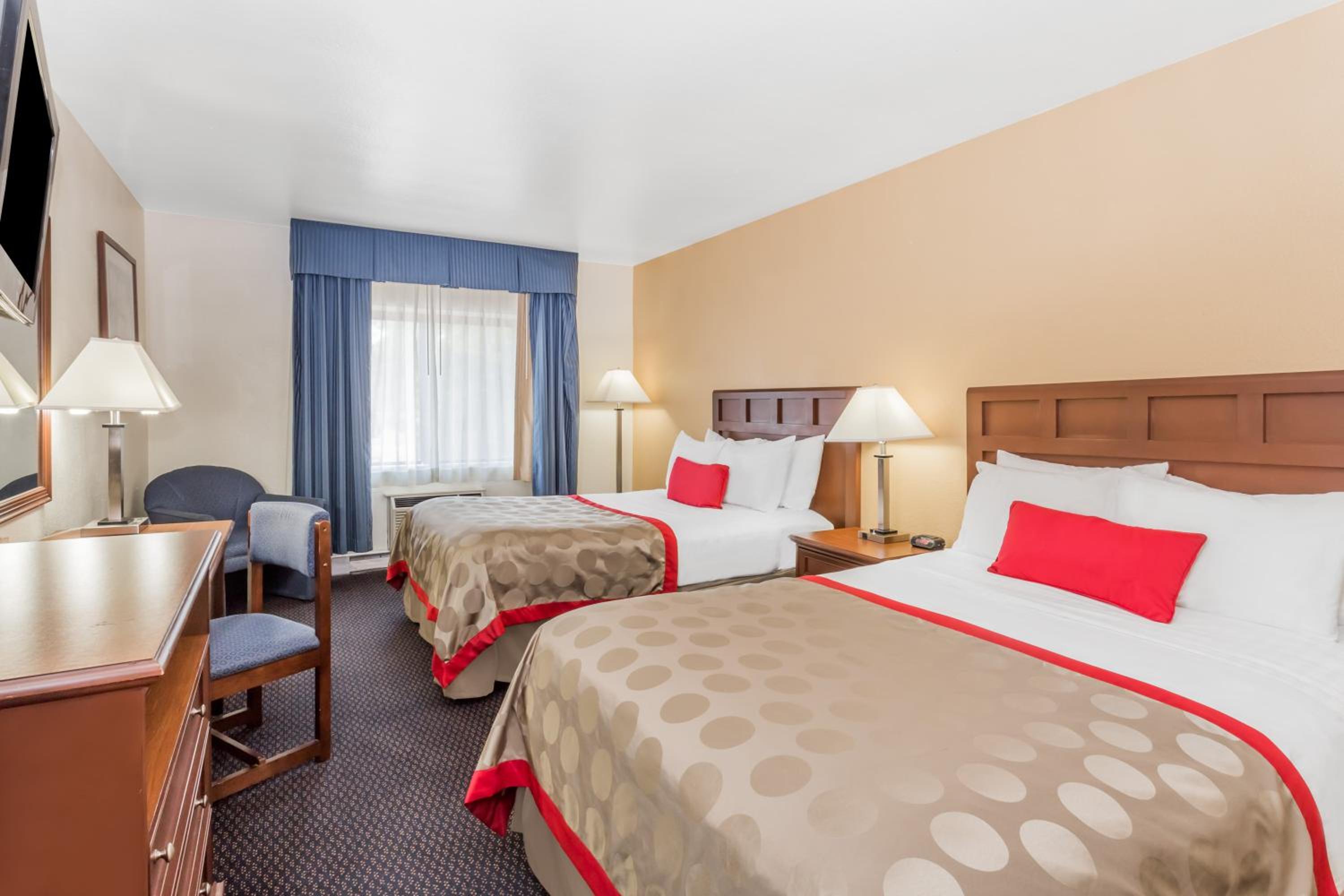 Queen Room with Two Queen Beds - Non-Smoking - Photo 1
