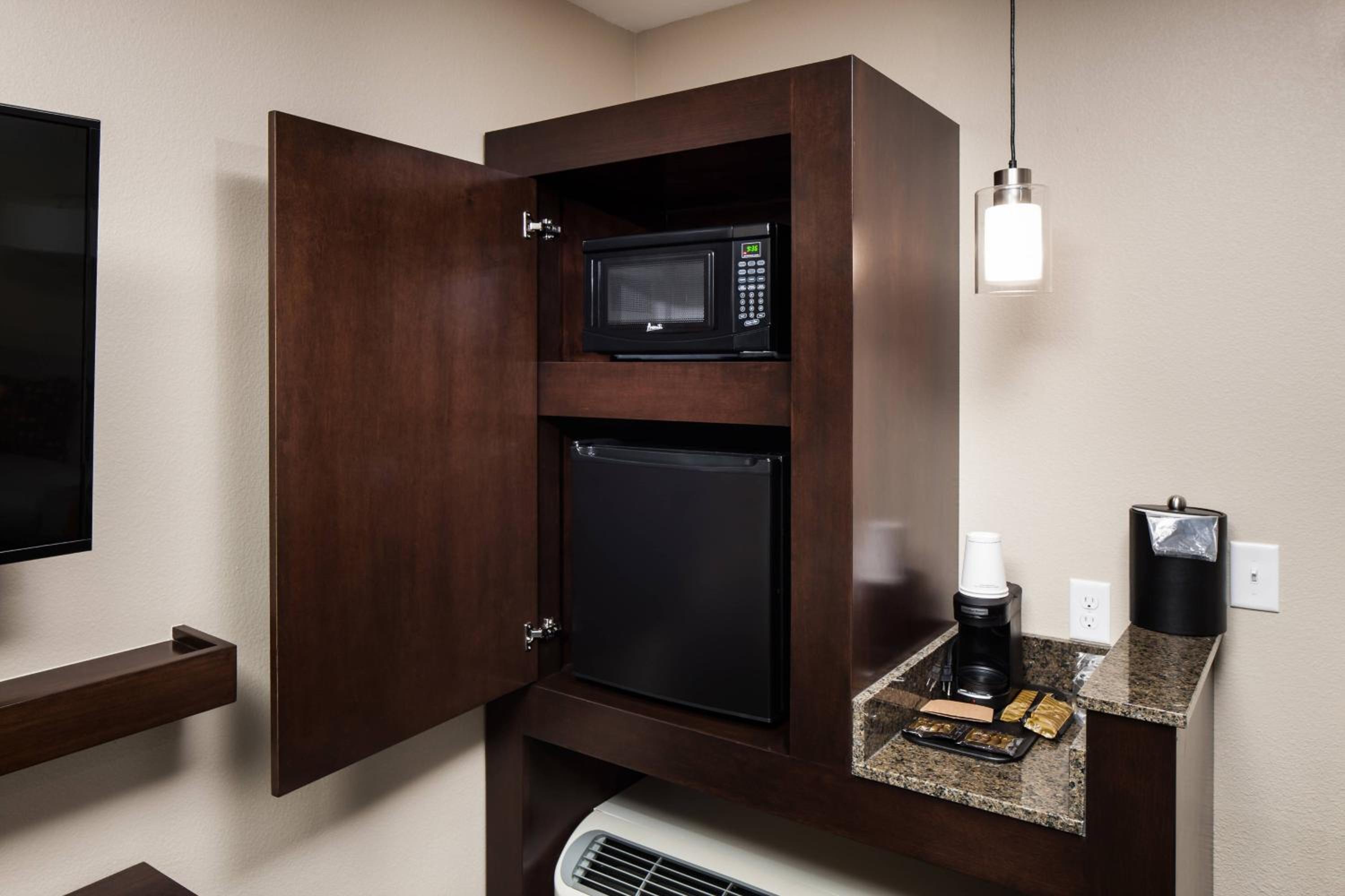 Queen Room with Two Queen Beds - Hearing Accessible photo 3