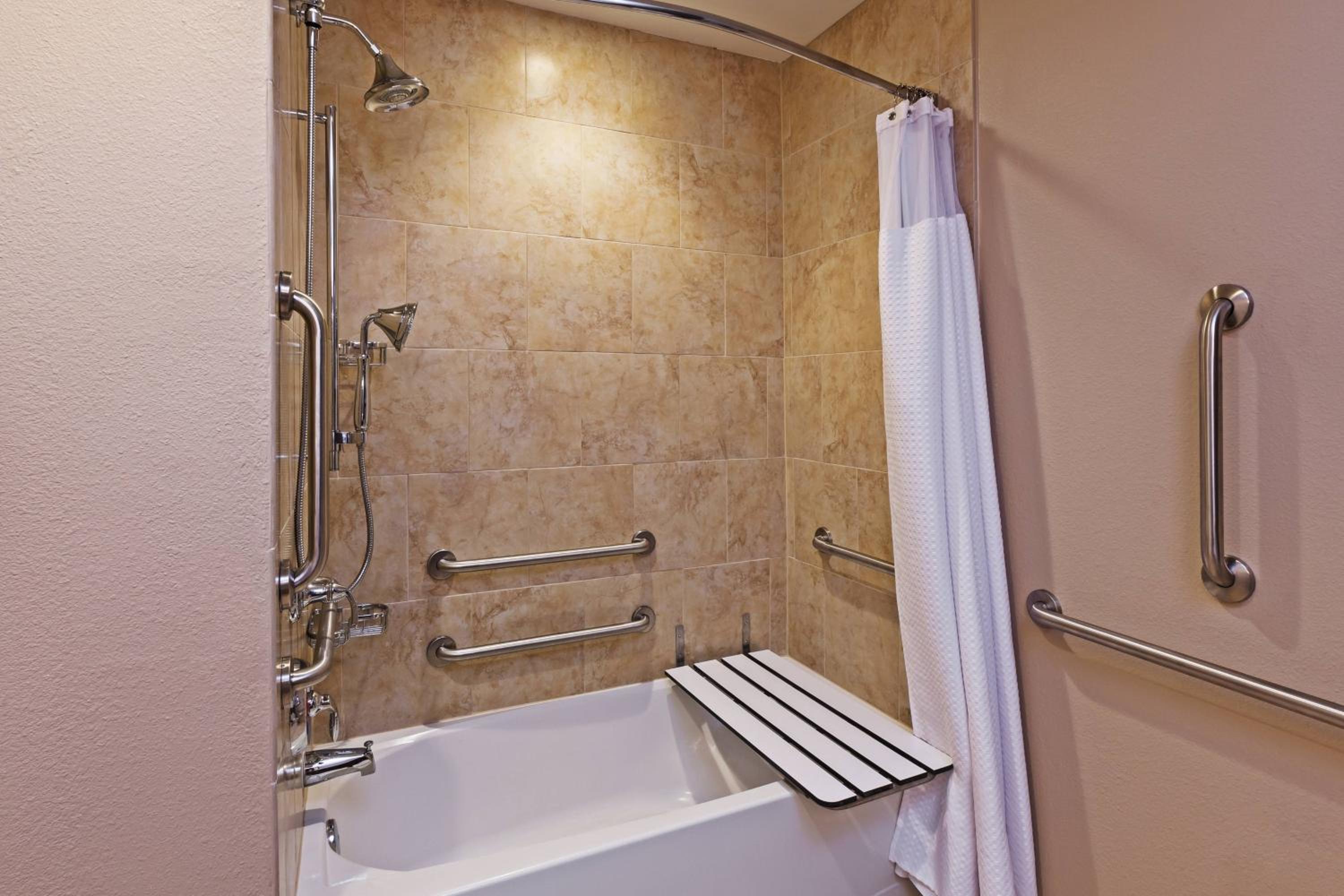 Queen Room with Two Queen Beds and Roll-In Shower - Mobility Access/Hearing Accessible