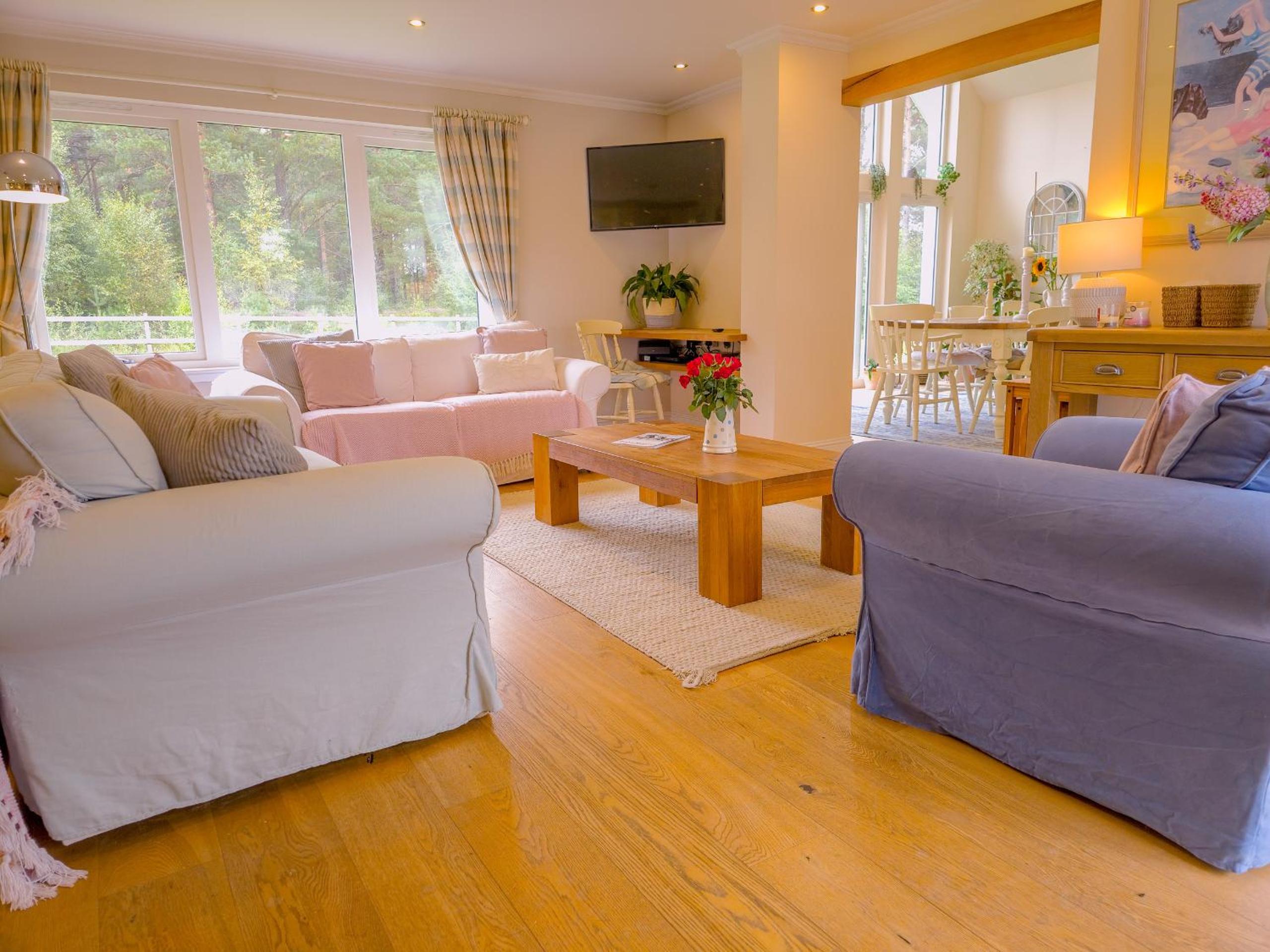 Five-Bedroom House photo 1