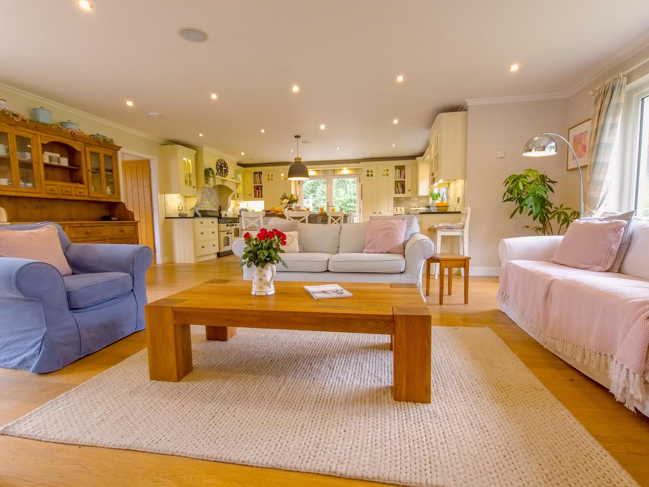 Five-Bedroom House photo 2